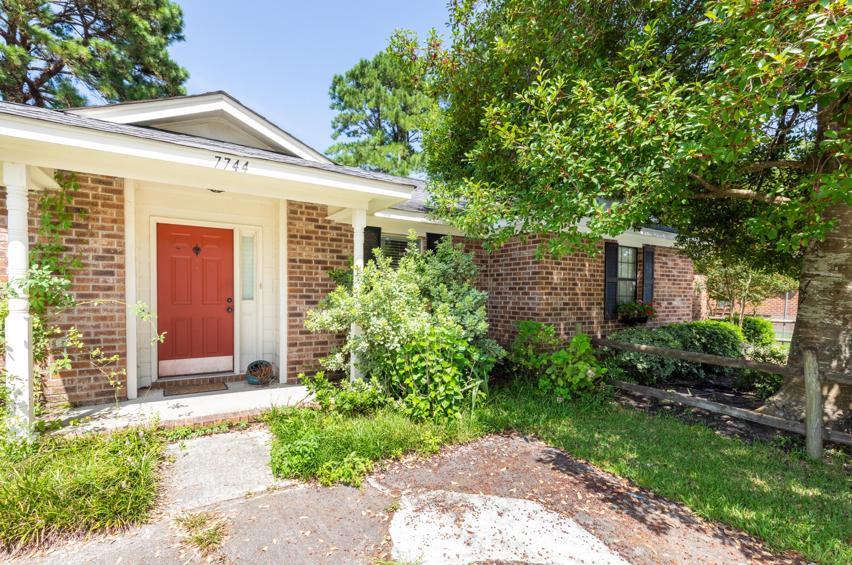 7744 Oldridge Rd, Charleston, SC 29418-2103