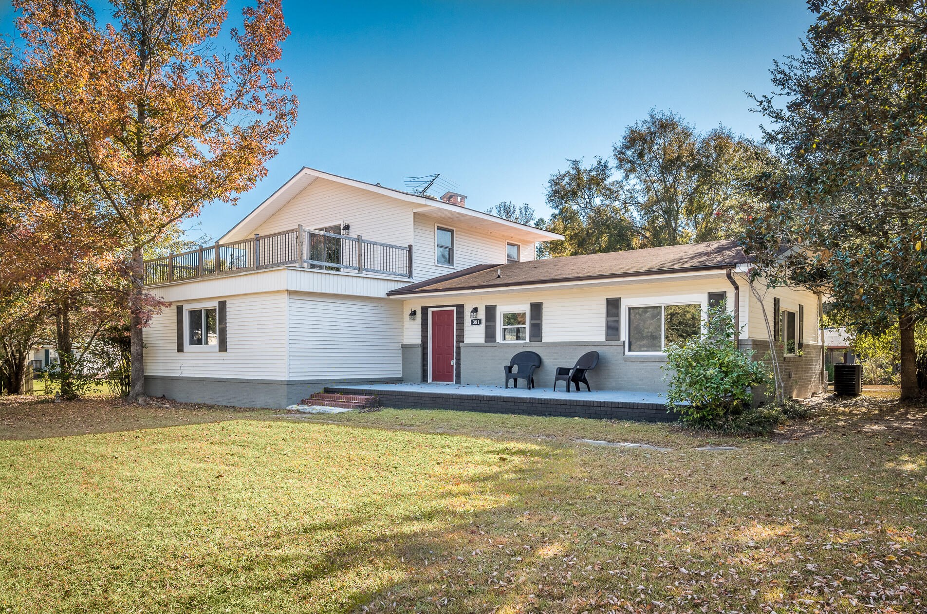 381 Fountain Lake Dr, Eutawville, SC 29048-9473