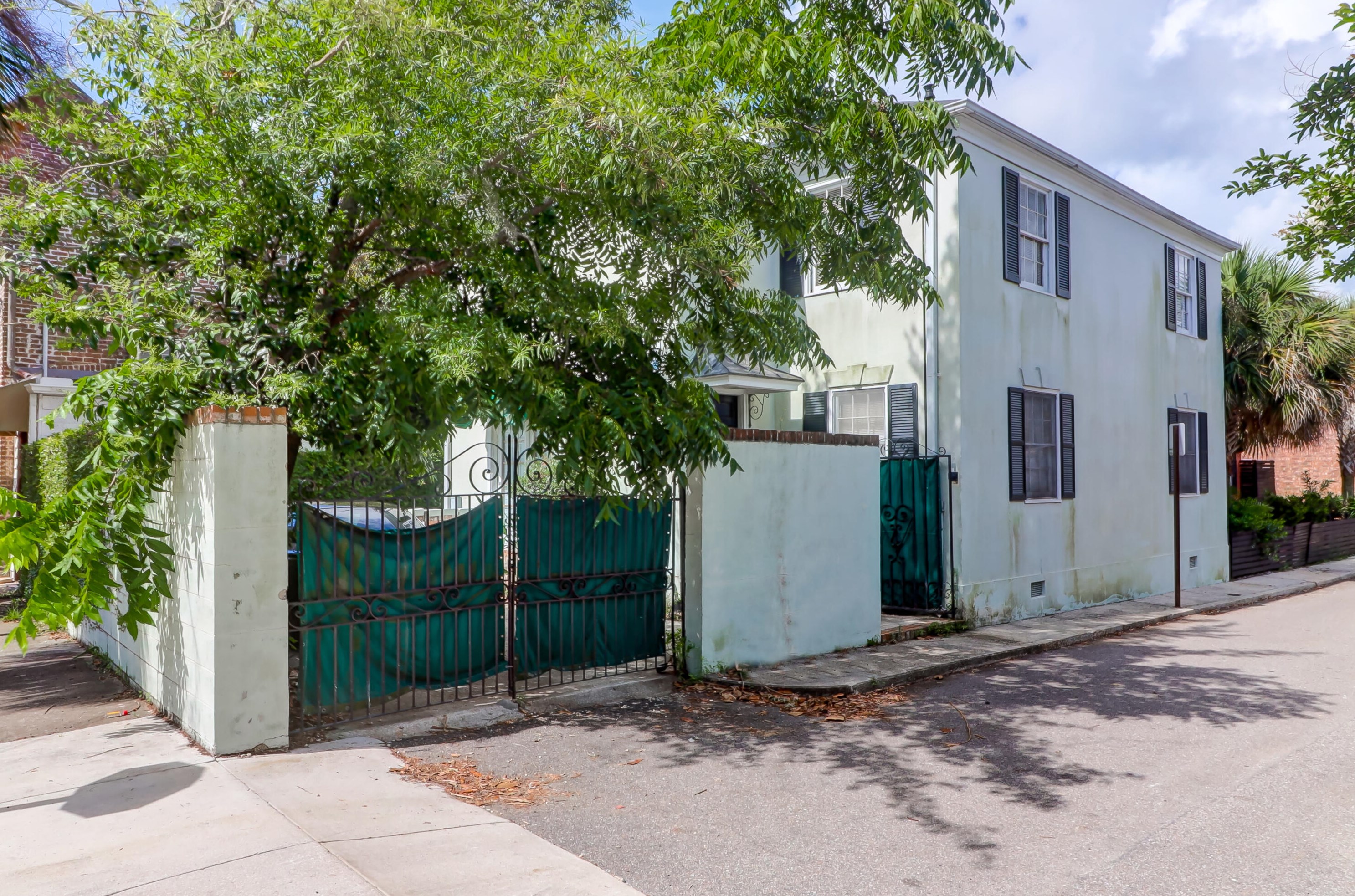 1 Poulnot Ln, Charleston, SC 29401-6912