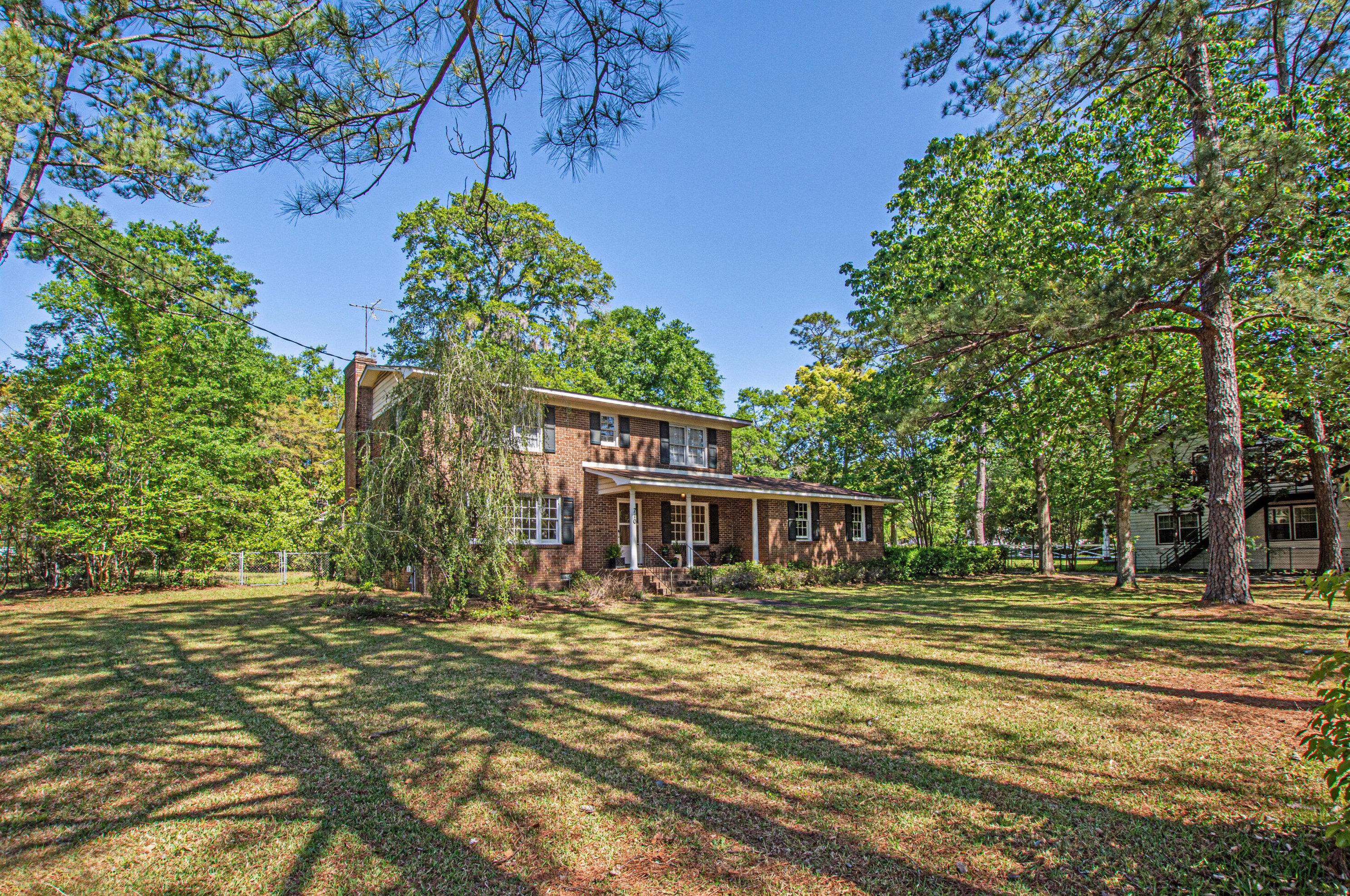710 Magnolia St, Summerville, SC 29483-6352