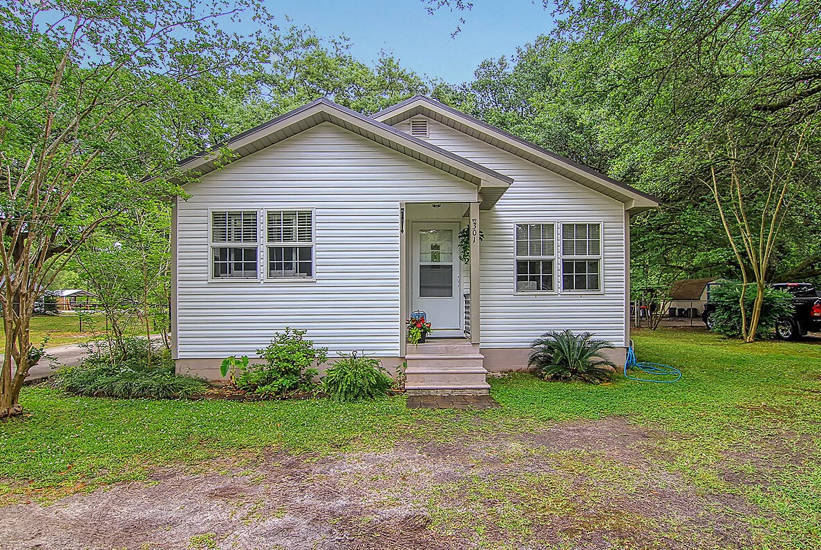 301 Horseshoe Rd, Moncks Corner, SC 29461-7535