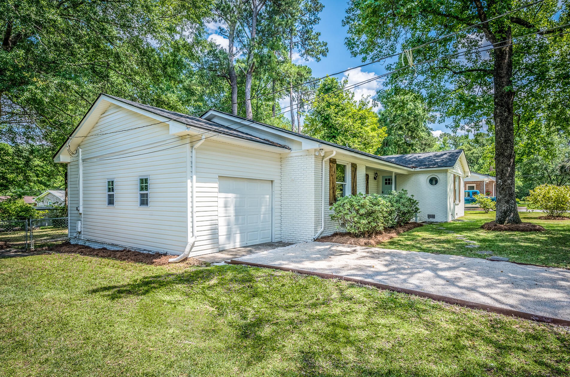 307 Ashley Dr, Summerville SC  29485-5705 exterior