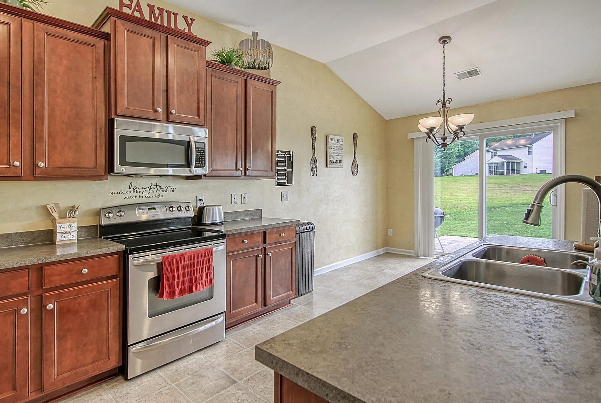 479 Dolphin Dr, Summerville SC 29485-4181 exterior