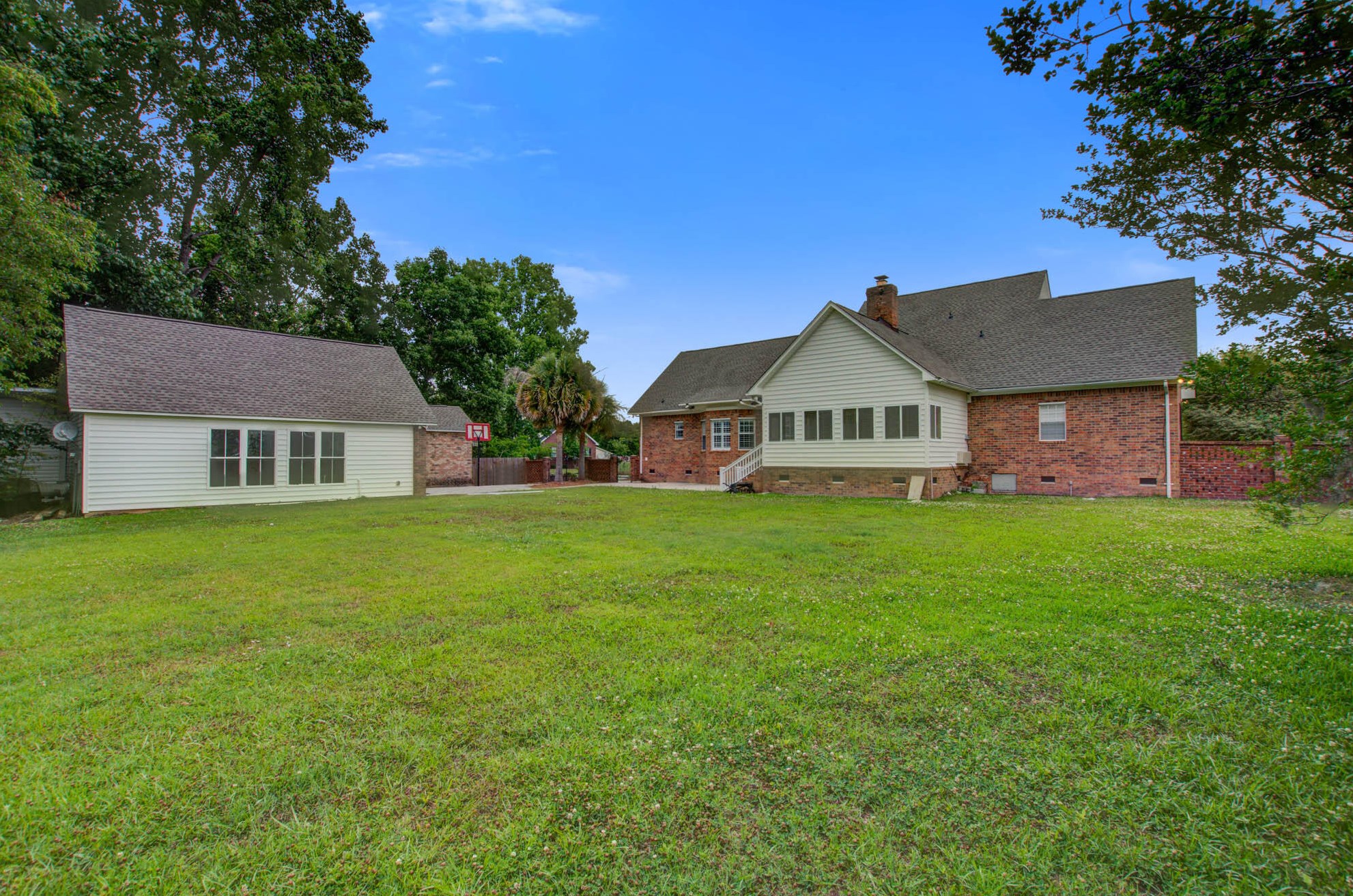 1106 Maplecrest Dr, Moncks Corner SC  29461-2951 exterior