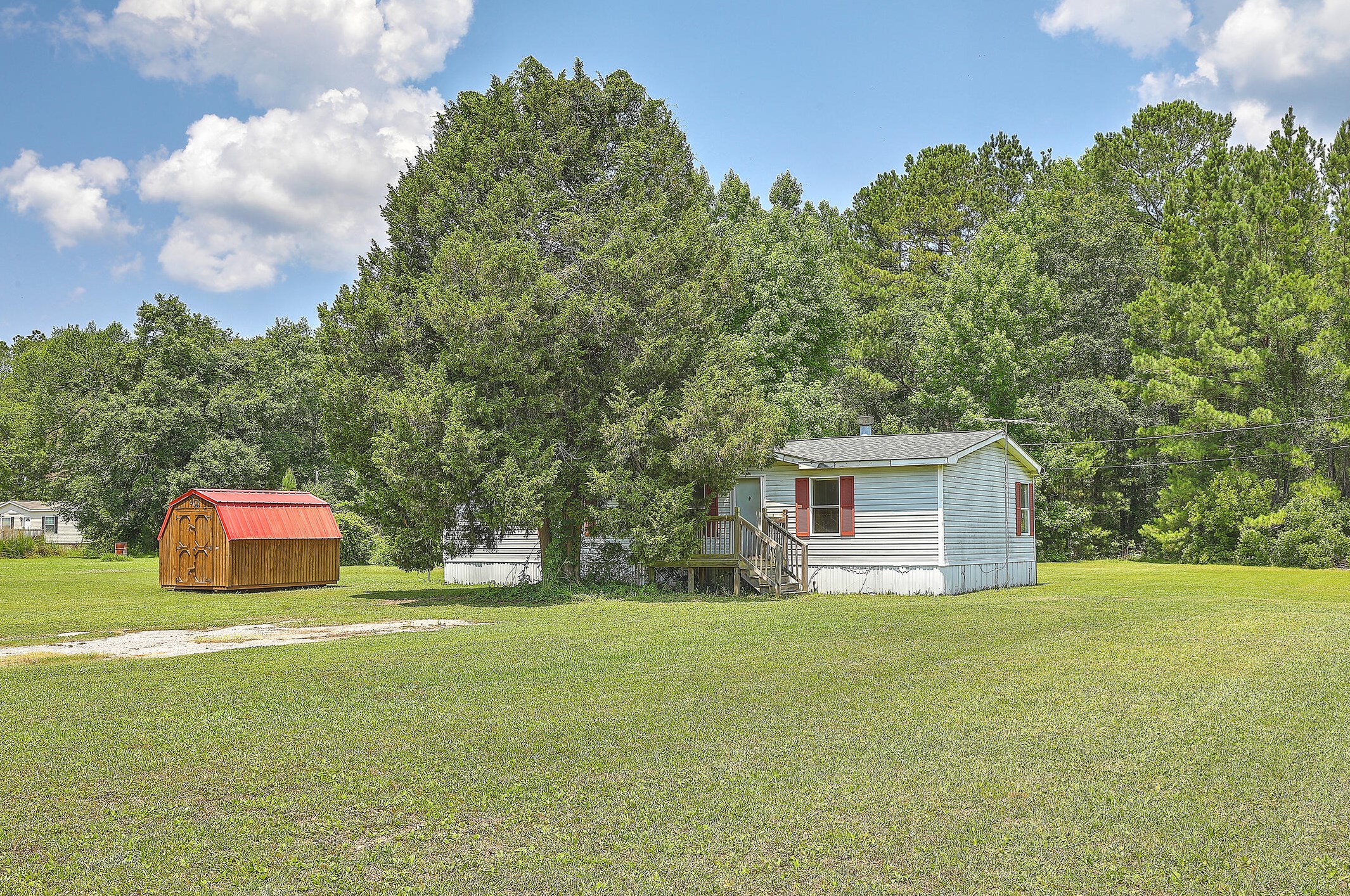 735 Coral Acres Dr, Moncks Corner, SC 29461