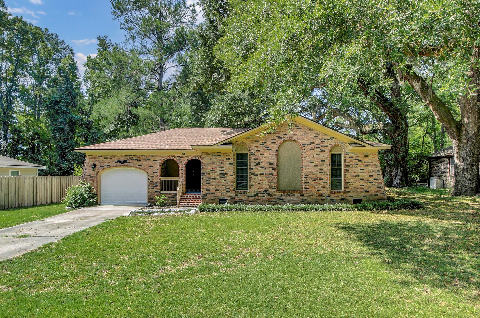 201 Maple Dr, Summerville, SC 29485