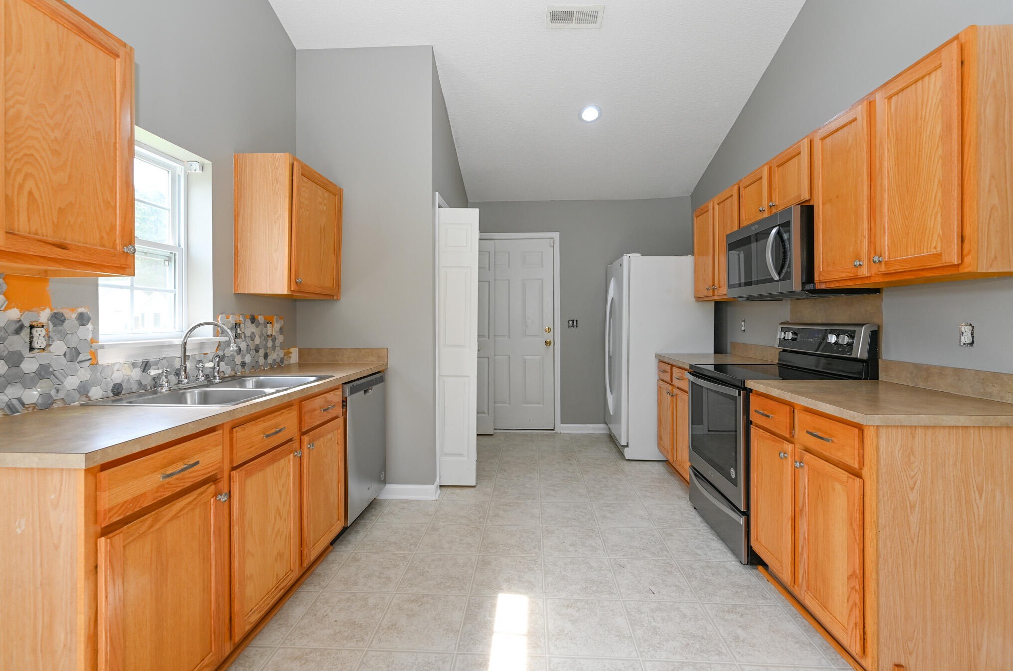 323 Slow Ml Dr, Charleston SC 29445-9641 exterior