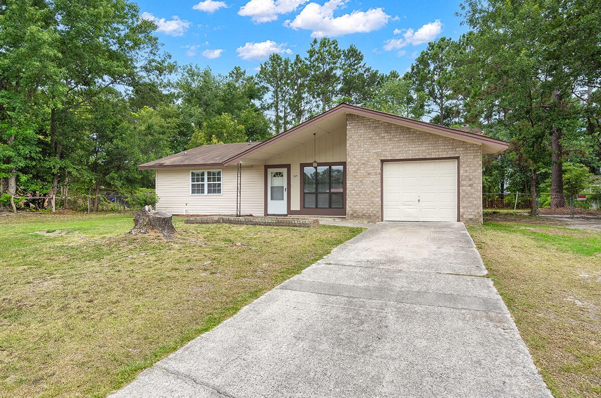 305 Mountain Pine Rd, Moncks Corner, SC 29461