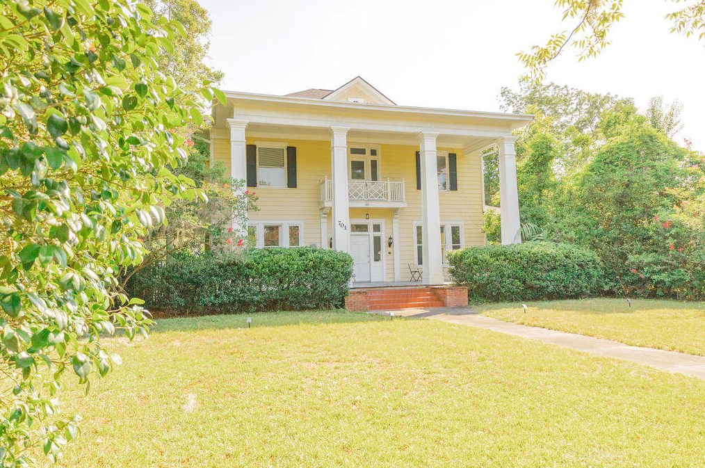 701 Hampton St, Walterboro SC  29488-4125 exterior