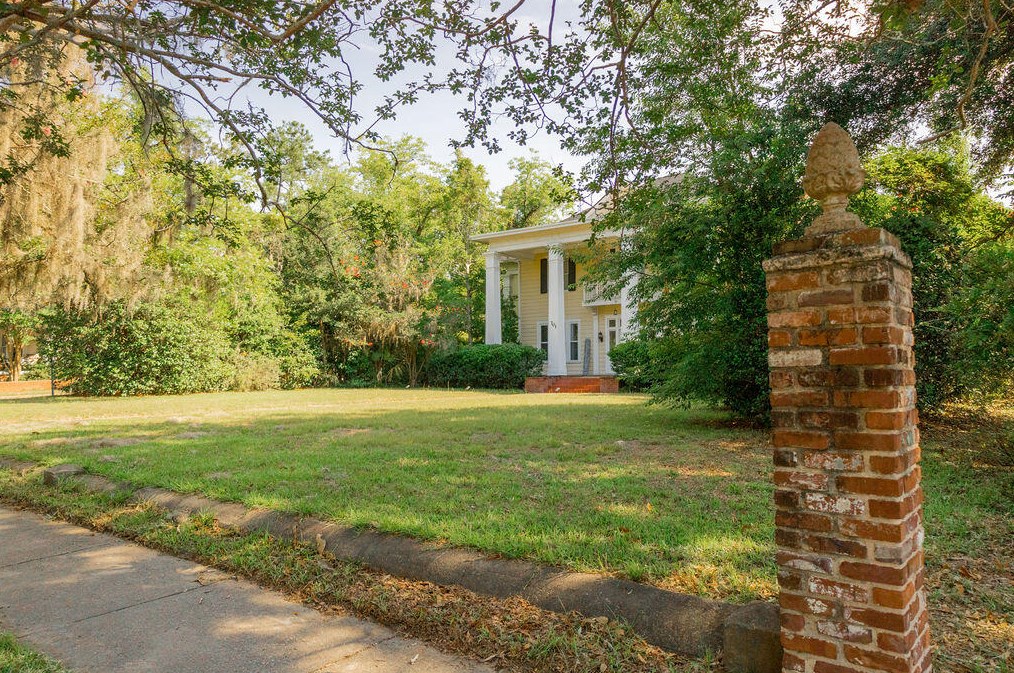 701 Hampton St, Walterboro SC  29488-4125 exterior