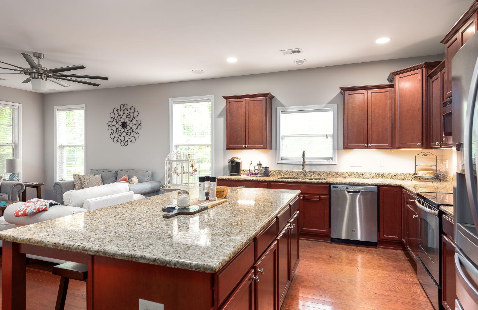 124 Comiskey Park Cir, Summerville SC  29485-7335 exterior