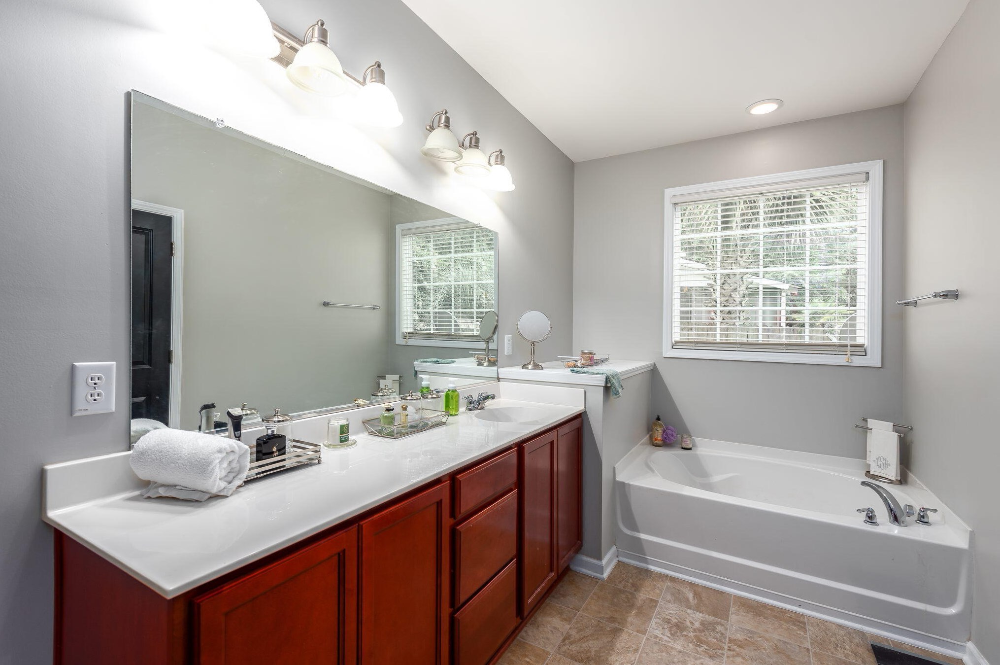 124 Comiskey Park Cir, Summerville SC  29485-7335 exterior