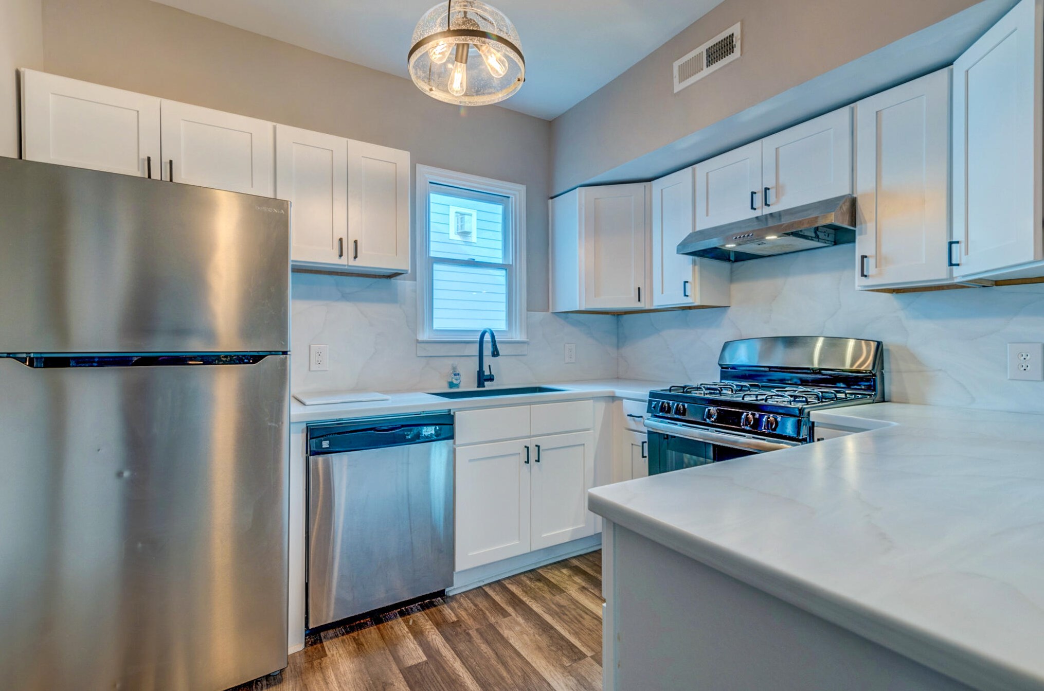 49 Aiken St, Charleston SC 29403-5042 exterior