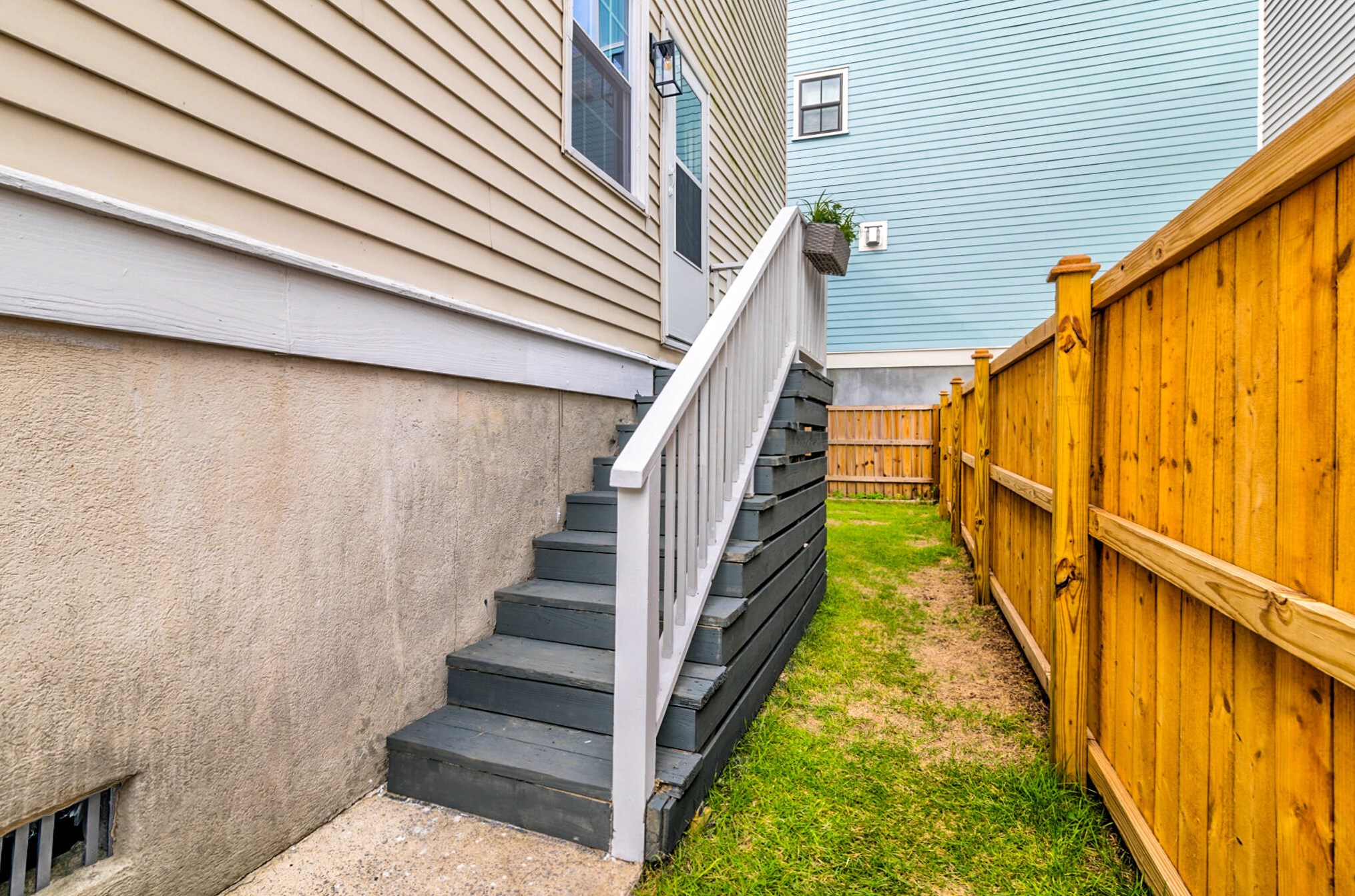 49 Aiken St, Charleston SC 29403-5042 exterior