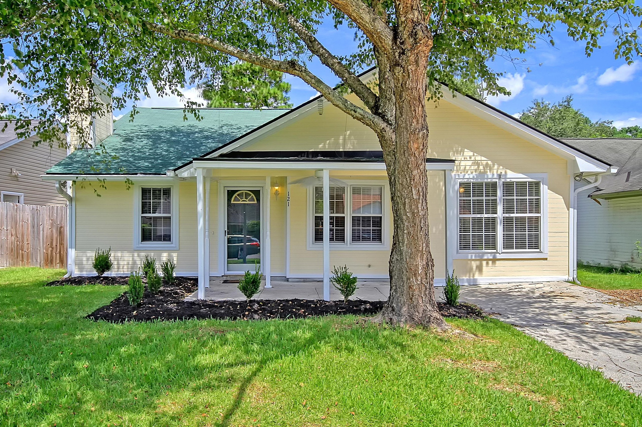 121 Manchester Rd, Summerville, SC 29483-8213
