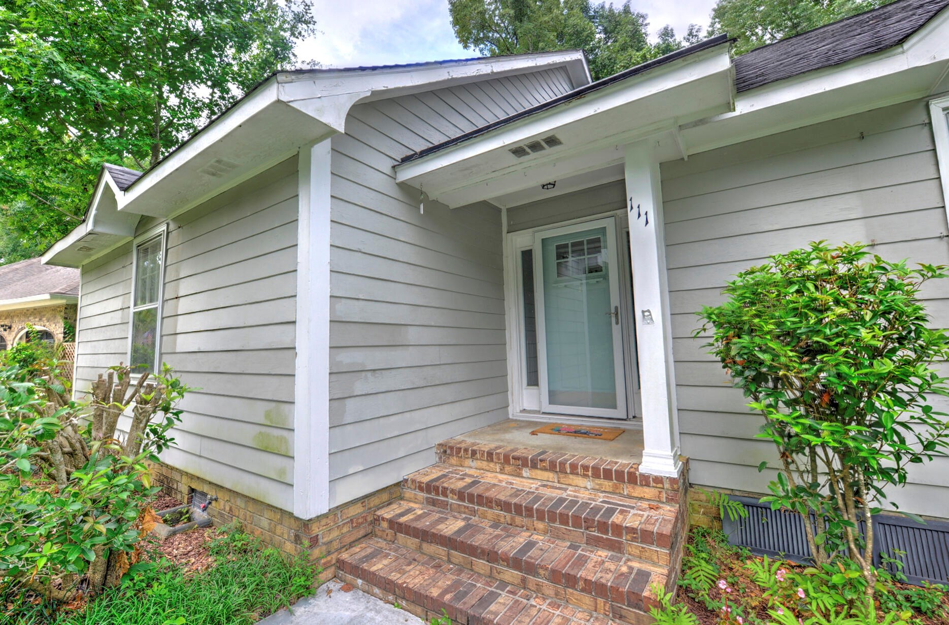 111 Honeysuckle Ln, Summerville, SC 29485-5412