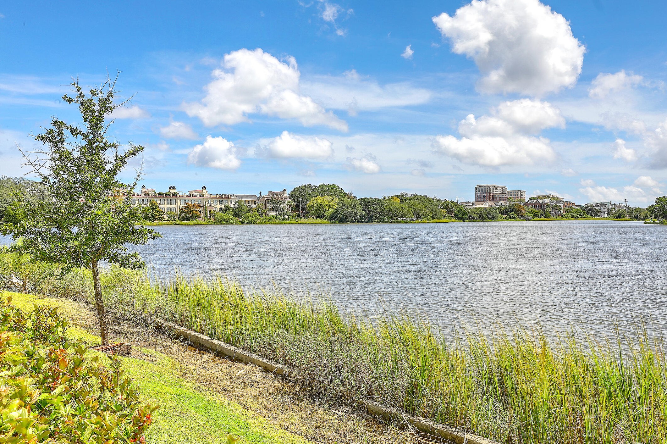 14 Lockwood Dr, Charleston SC 29401-1126 exterior