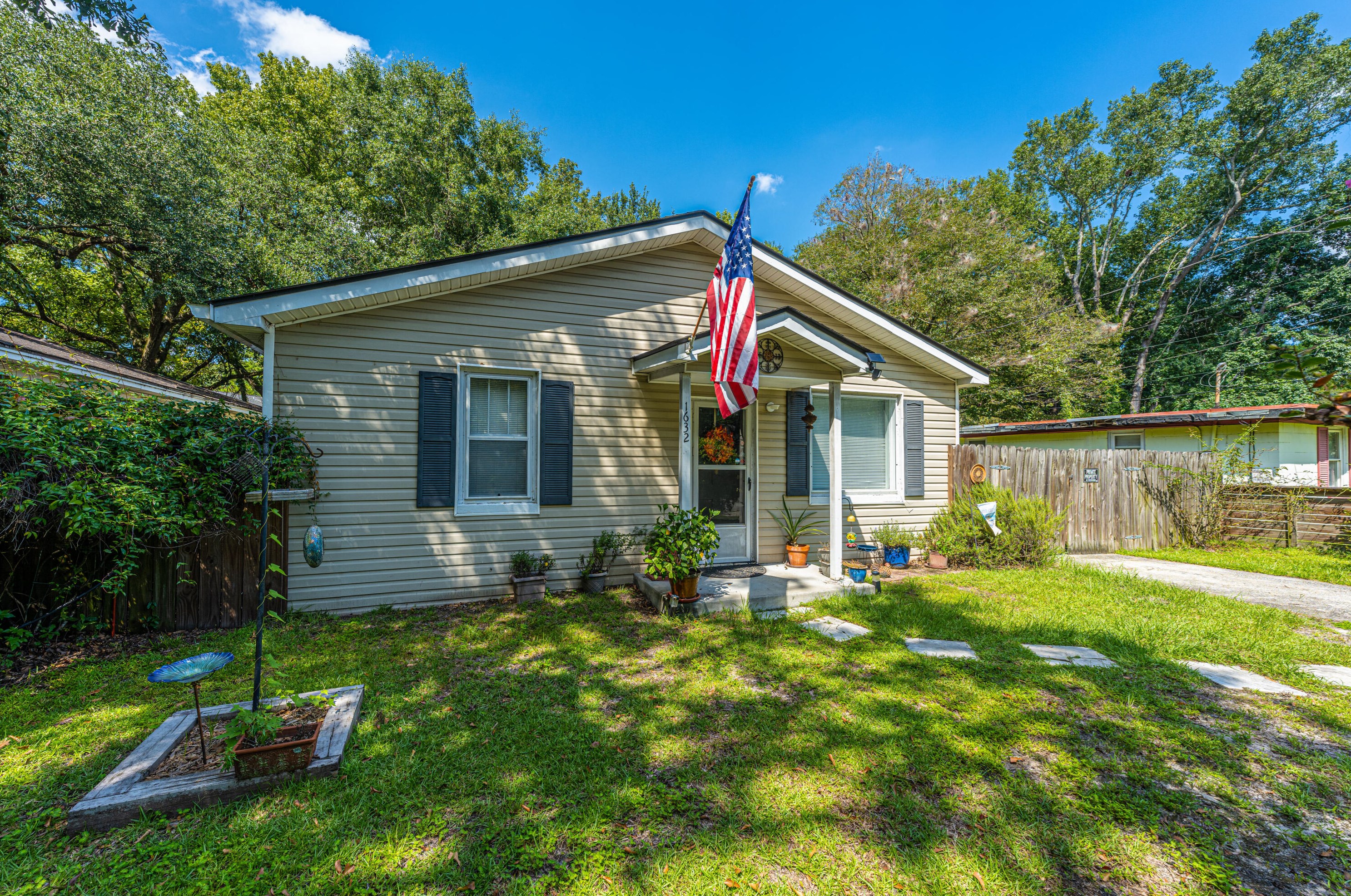 1632 Mulberry St, Charleston, SC 29407-5882