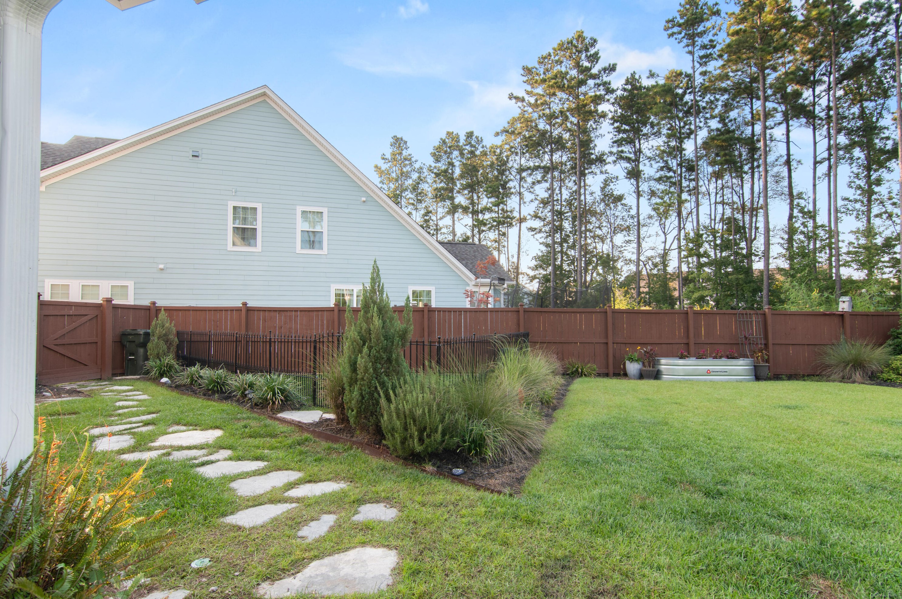 411 Whispering Breeze Ln, Summerville SC  29486 exterior