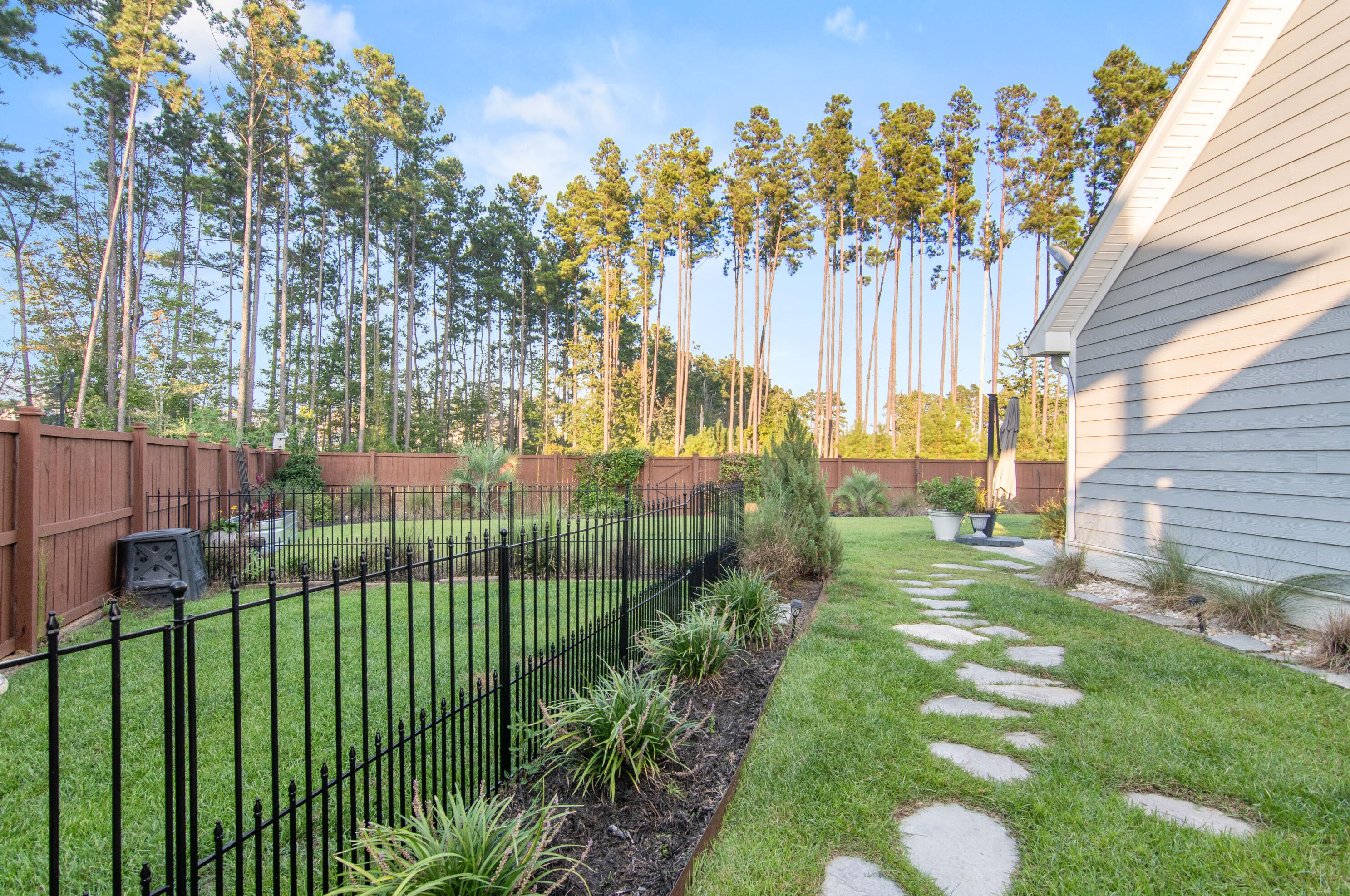 411 Whispering Breeze Ln, Summerville SC  29486 exterior