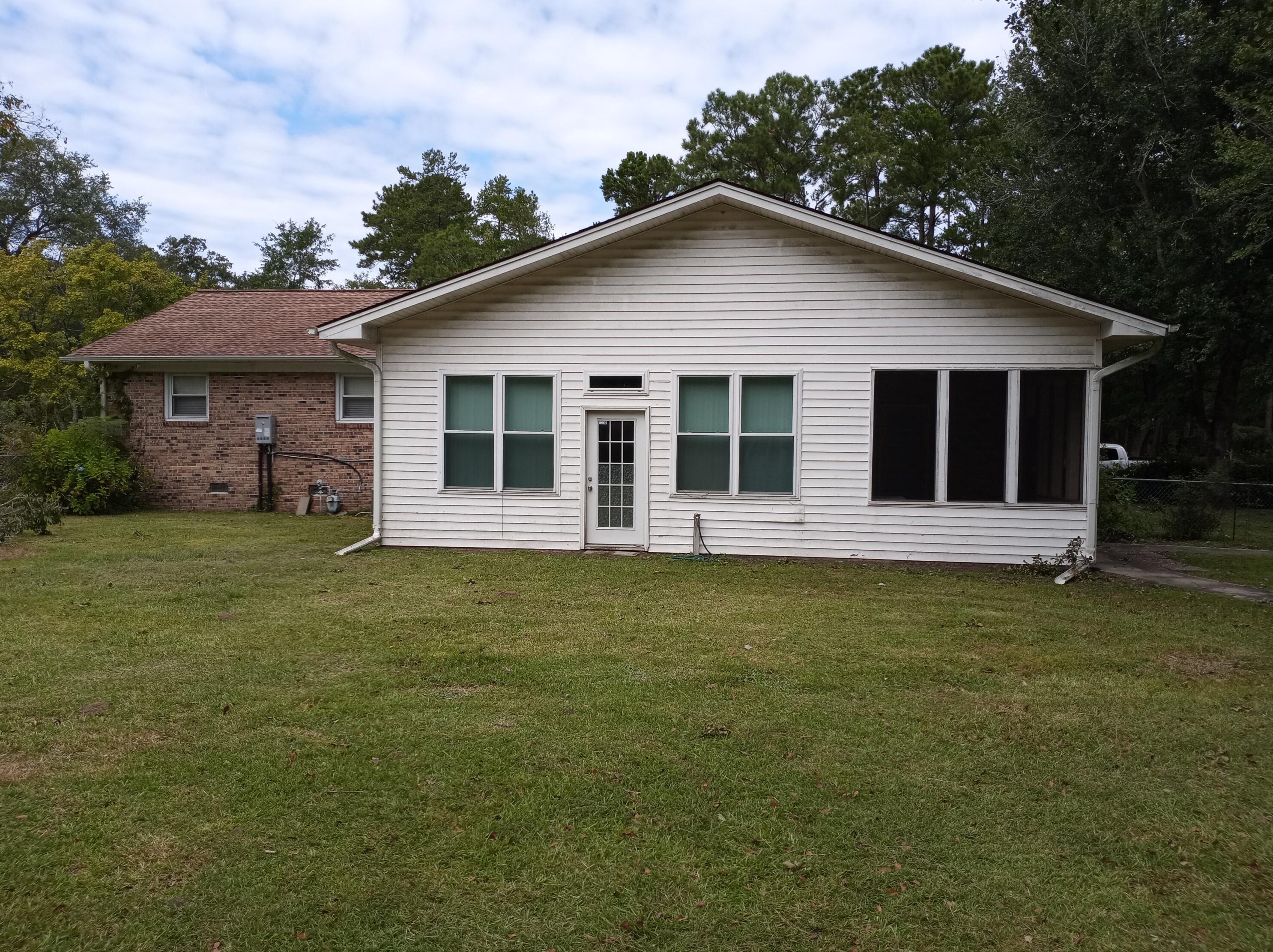 130 Oak Dr, Summerville, SC 29483-9019