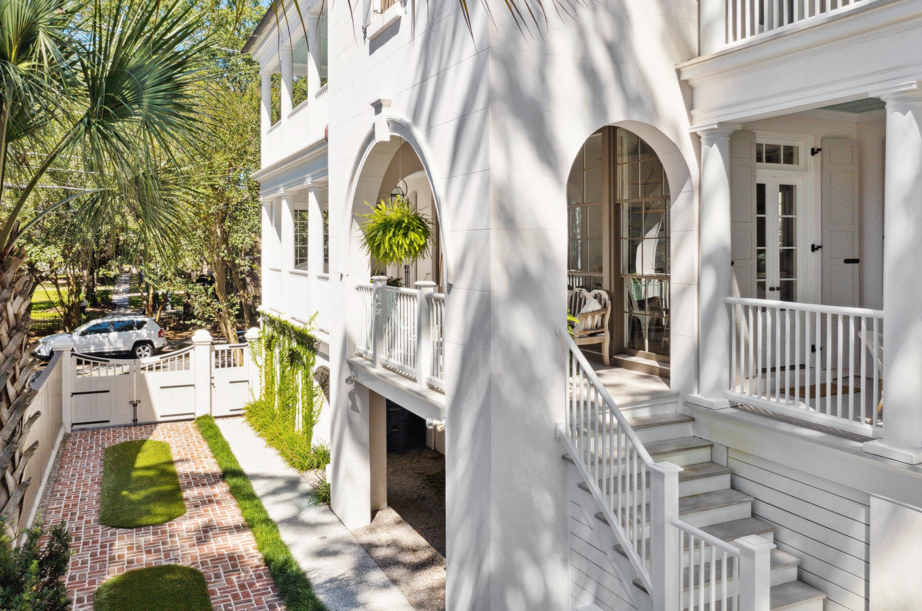 151 Queen St, Charleston SC  29401-1950 exterior