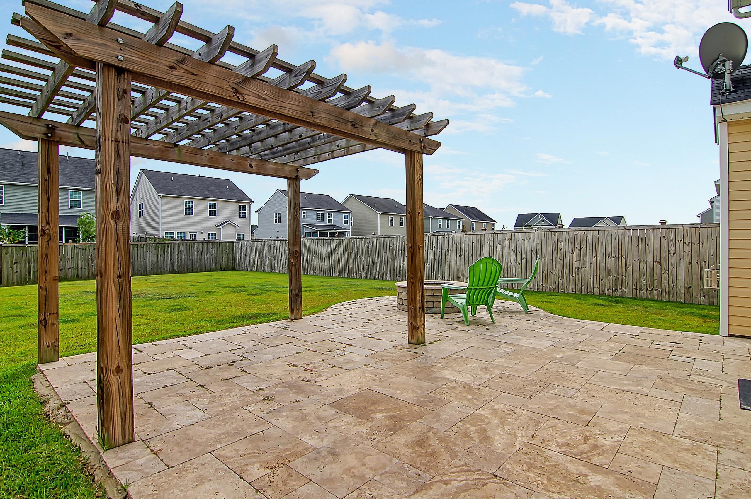 460 Whispering Breeze Ln, Summerville SC  29486 exterior