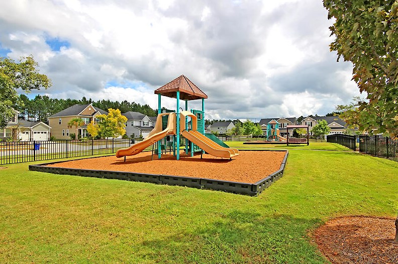 460 Whispering Breeze Ln, Summerville SC  29486 exterior