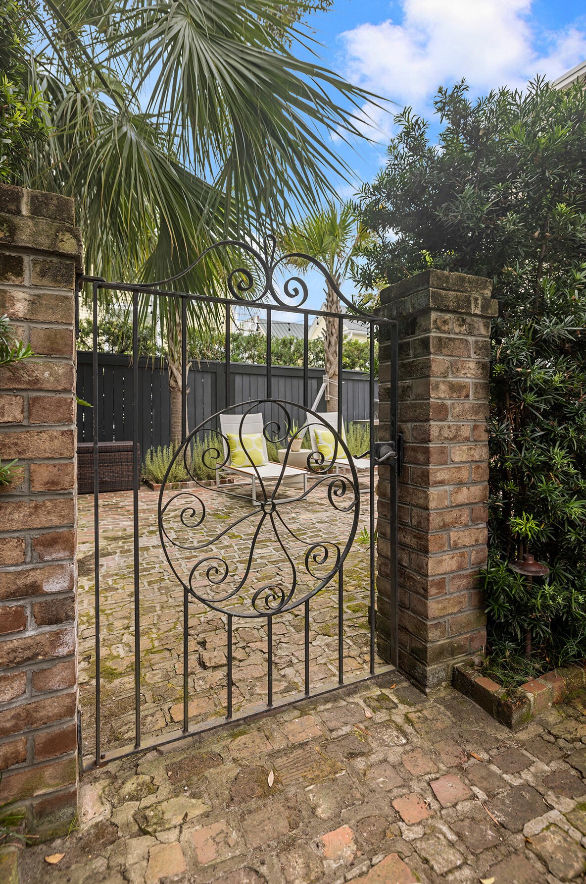 106 Beaufain St, Charleston SC  29401-1728 exterior