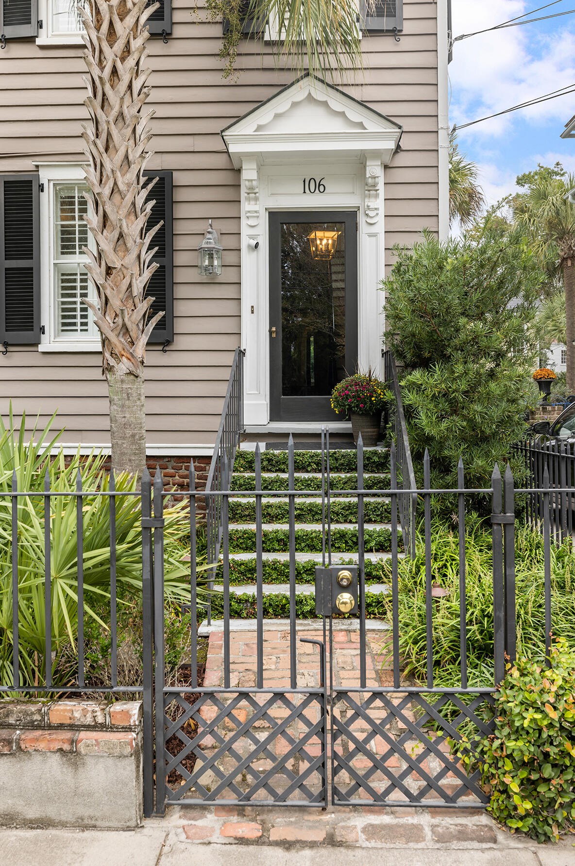 106 Beaufain St, Charleston SC  29401-1728 exterior
