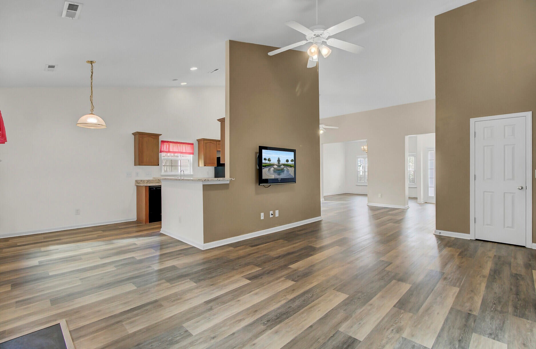 126 Cannonsmill Ln, Summerville SC  29485-6409 exterior