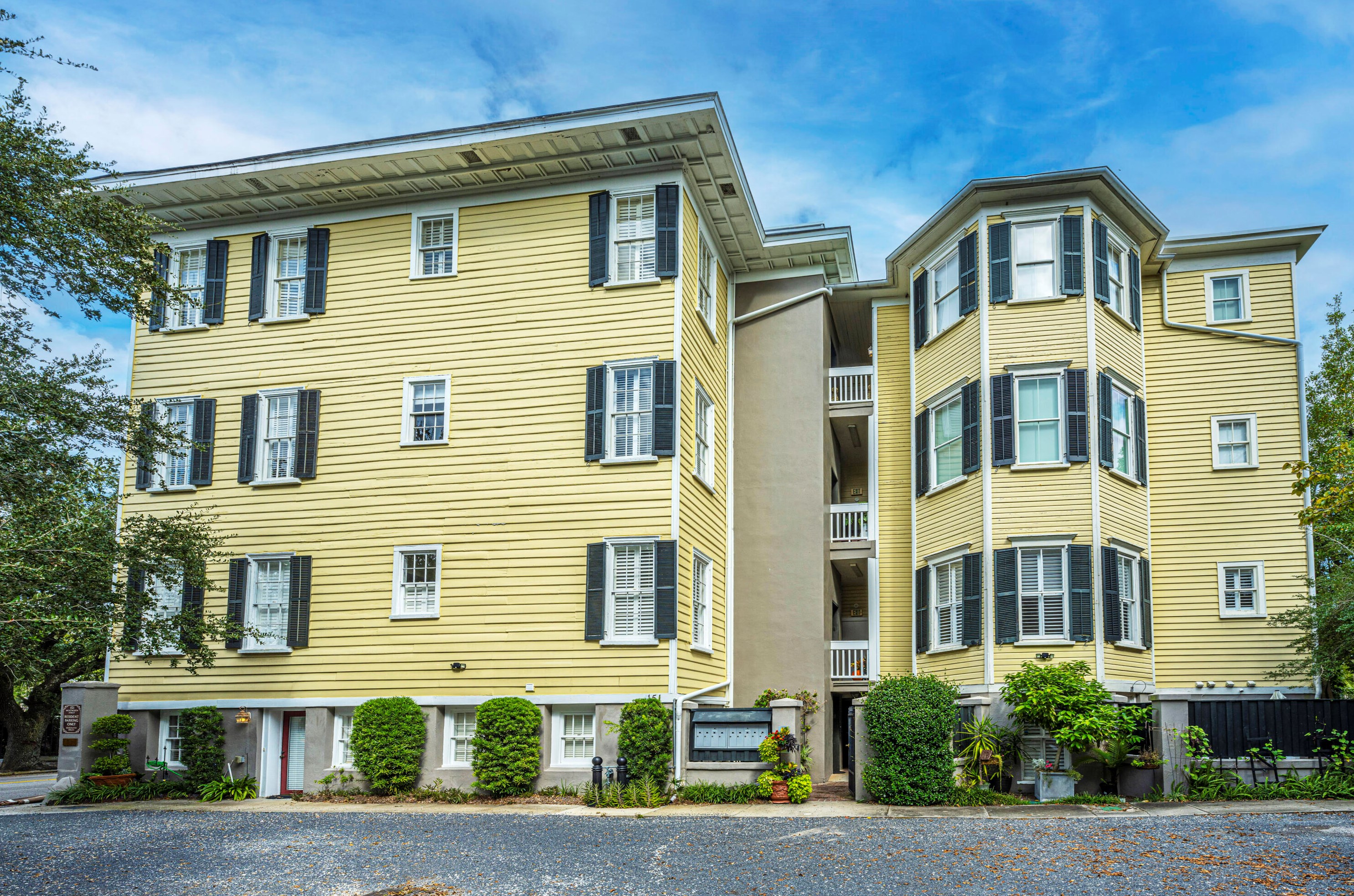 151 Wentworth St, Charleston, SC 29401-1741