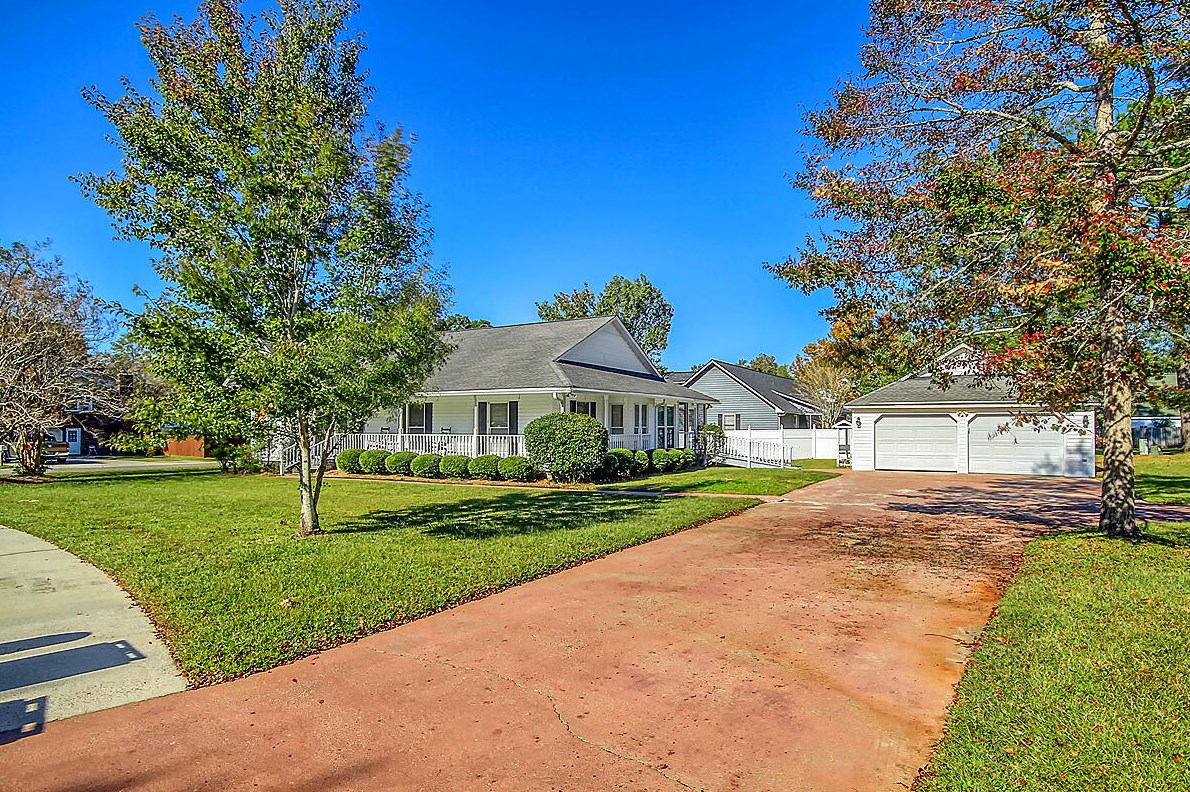 1307 Sterling Oaks Dr, Moncks Corner, SC 29461-2923