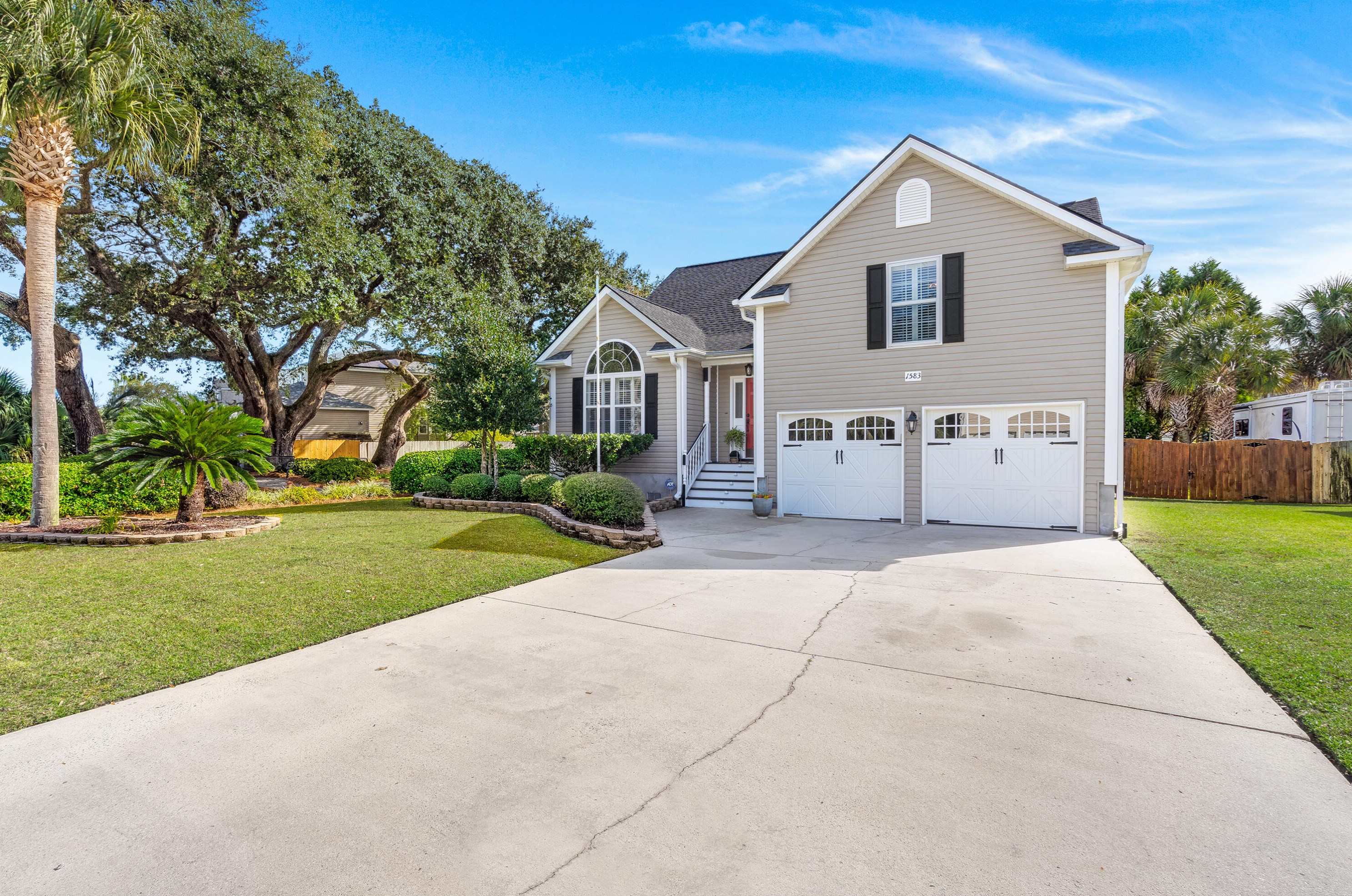 1583 Ocean Neighbors Blvd, Charleston, SC 29412-9678
