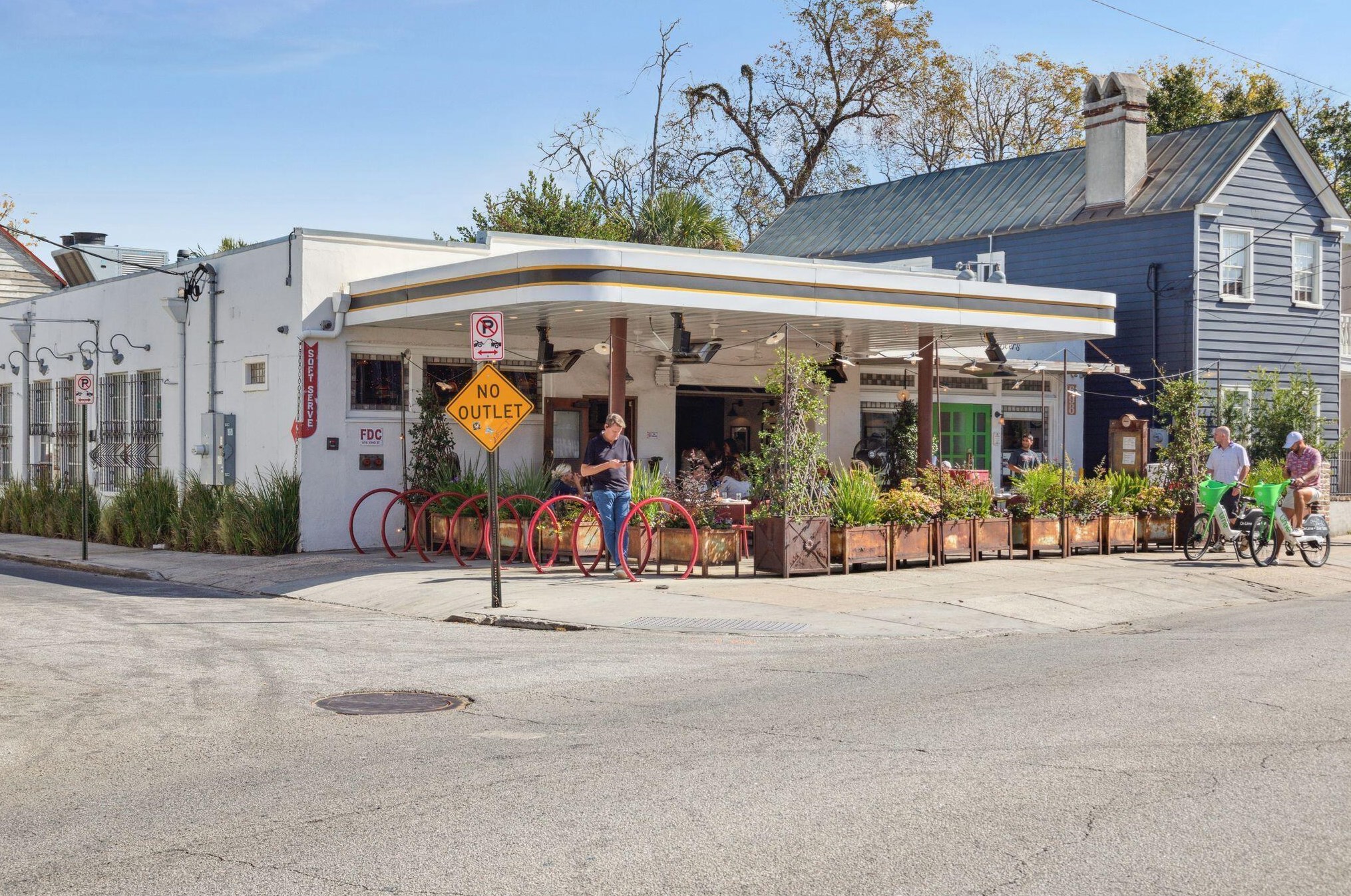 318 Sumter St, Charleston SC 29403-4612 exterior