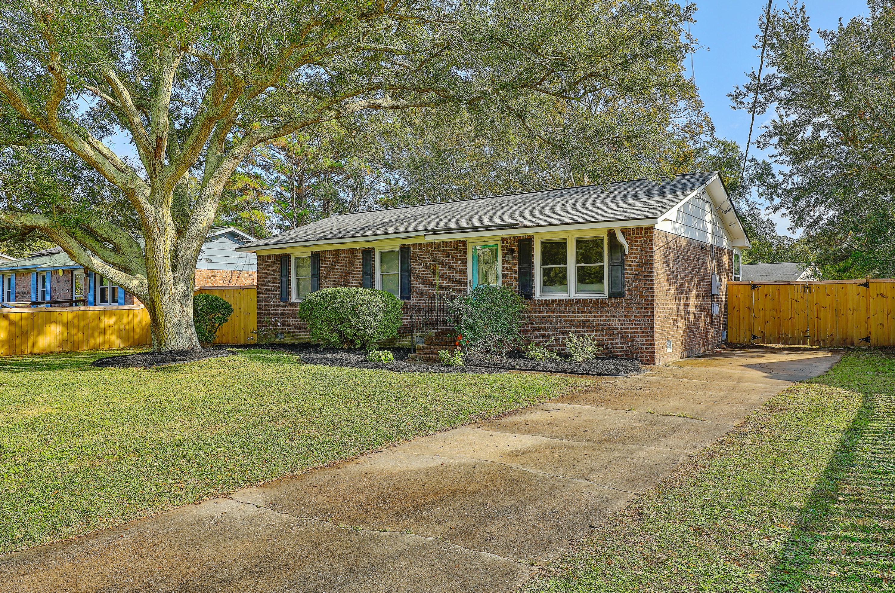 1589 Westwood Dr, Charleston, SC 29412-8135
