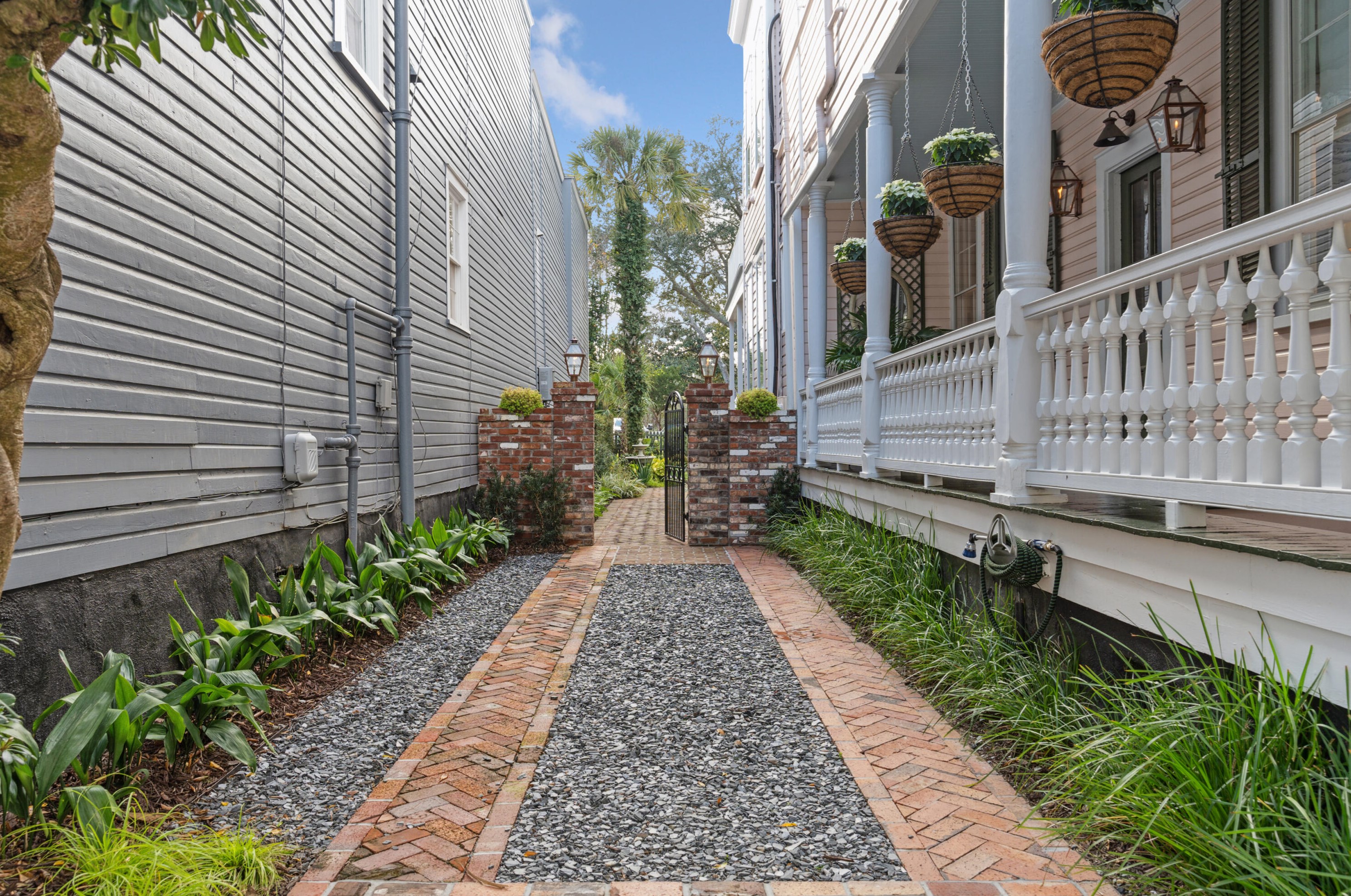 27 Gadsden St, Charleston SC  29401-1205 exterior
