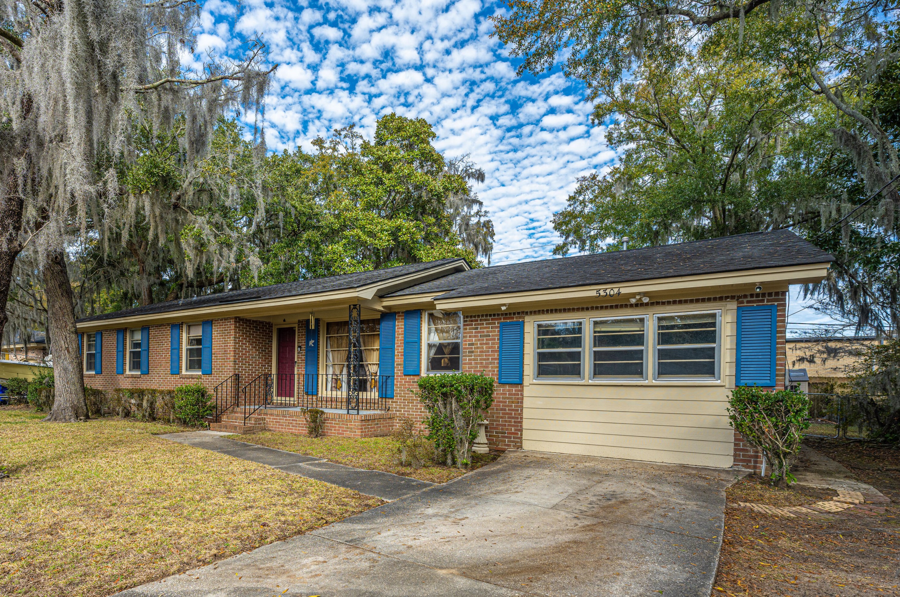 5304 Helene Dr, Charleston, SC 29418-5713