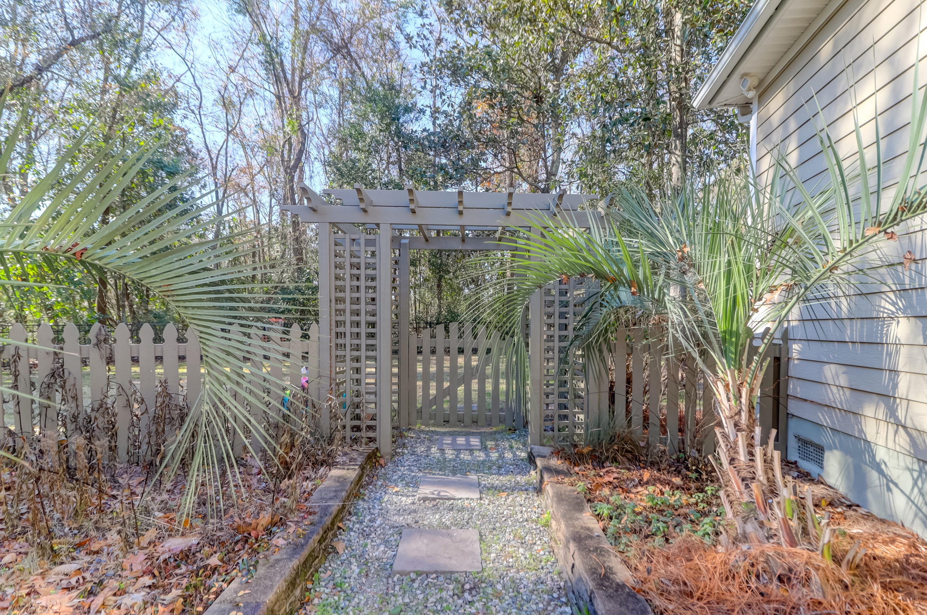 501 Shem Butler Ct, Charleston SC  29414-7149 exterior