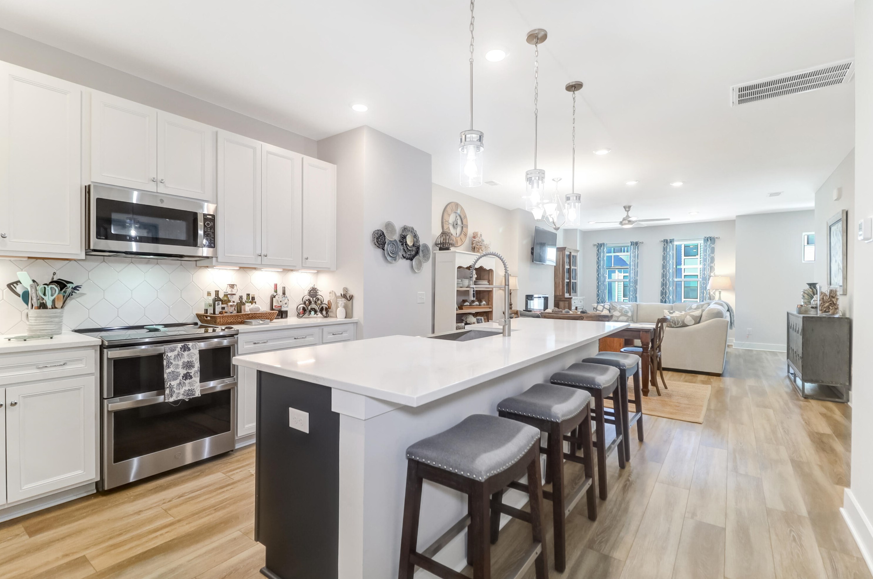 4566 Mixson Ave, Charleston SC  29405-5110 exterior