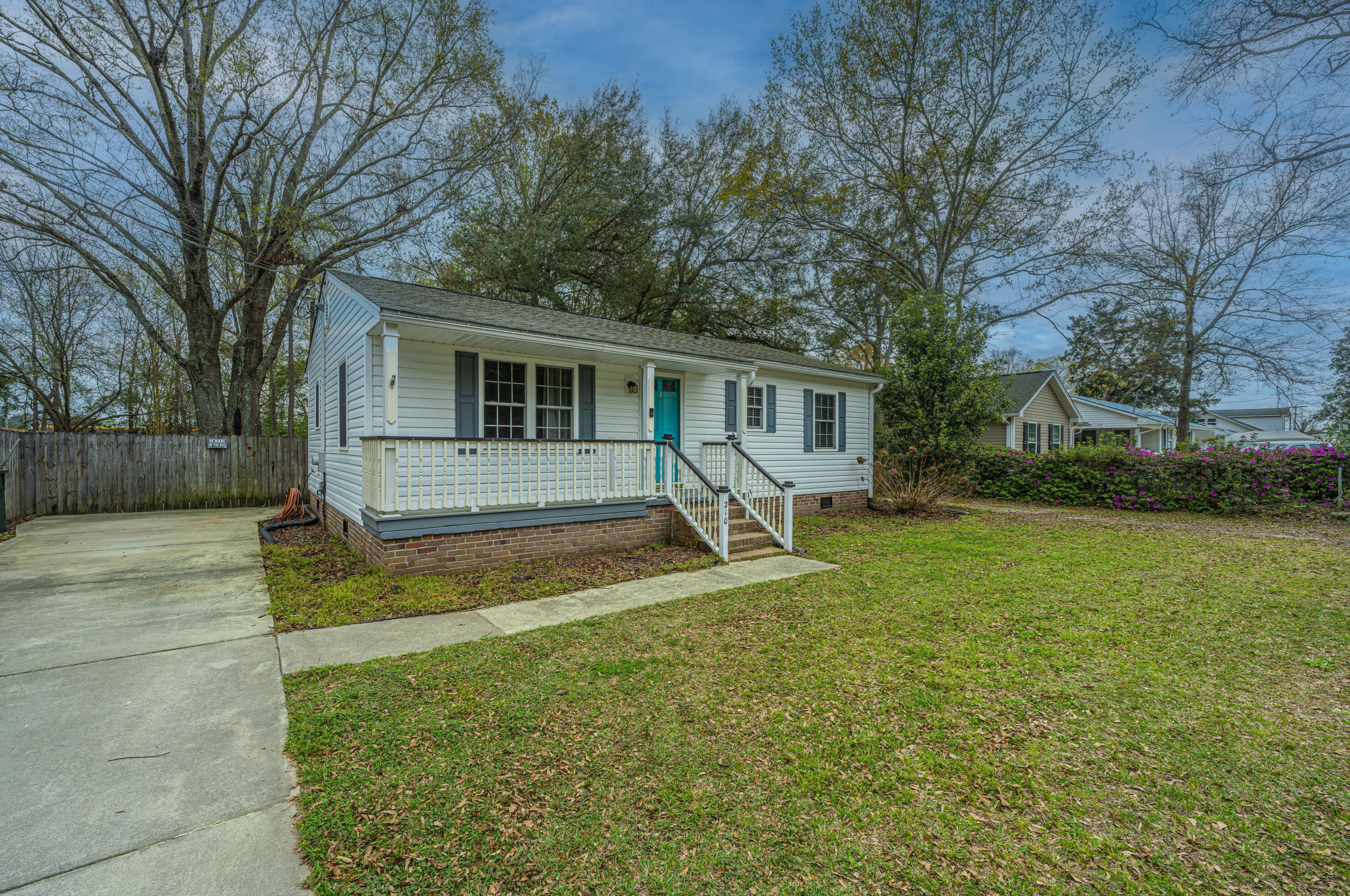 210 Palmetto St, Moncks Corner, SC 29461-3683