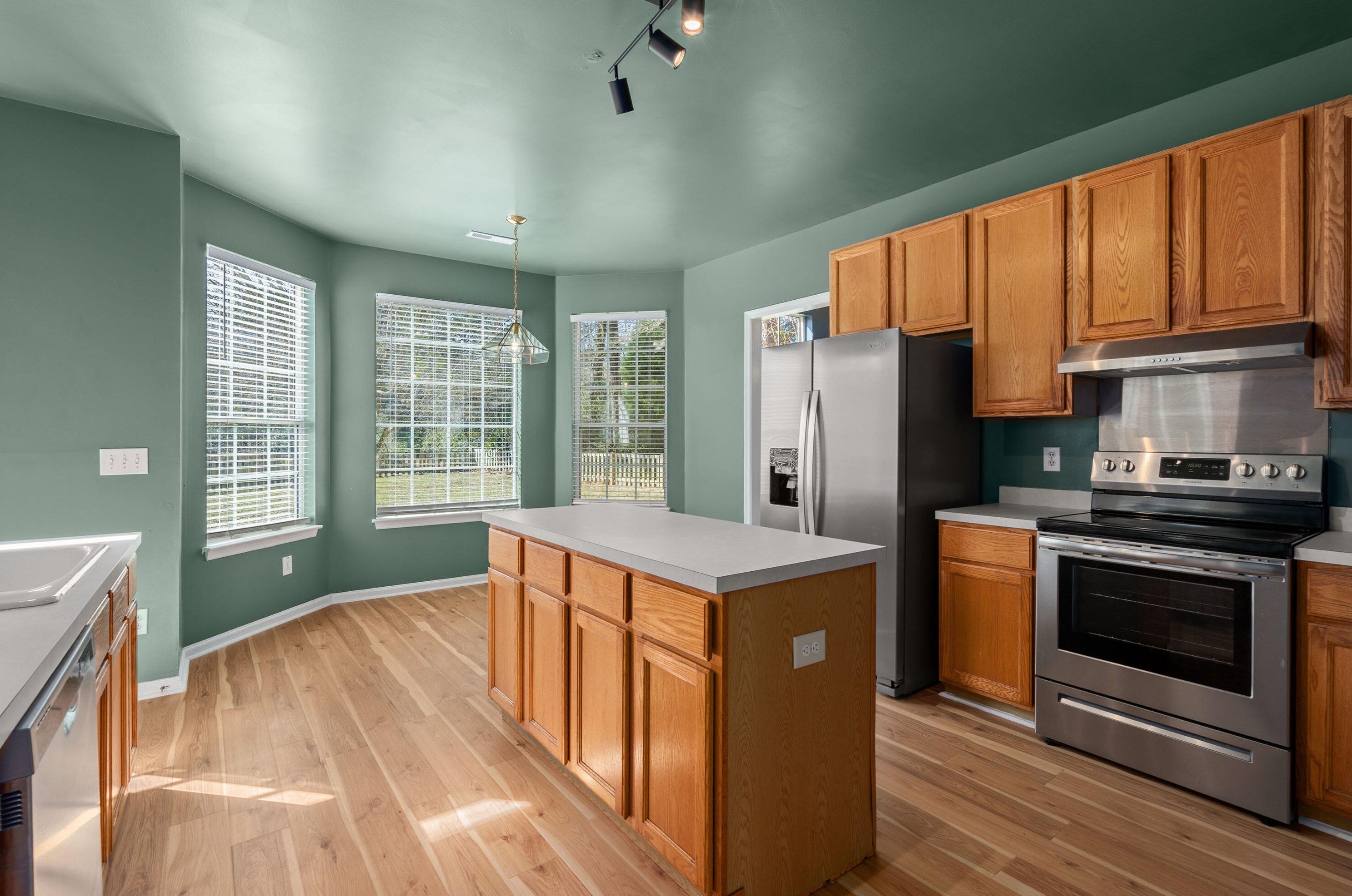 100 Evesham Dr, Summerville SC  29485-5846 exterior