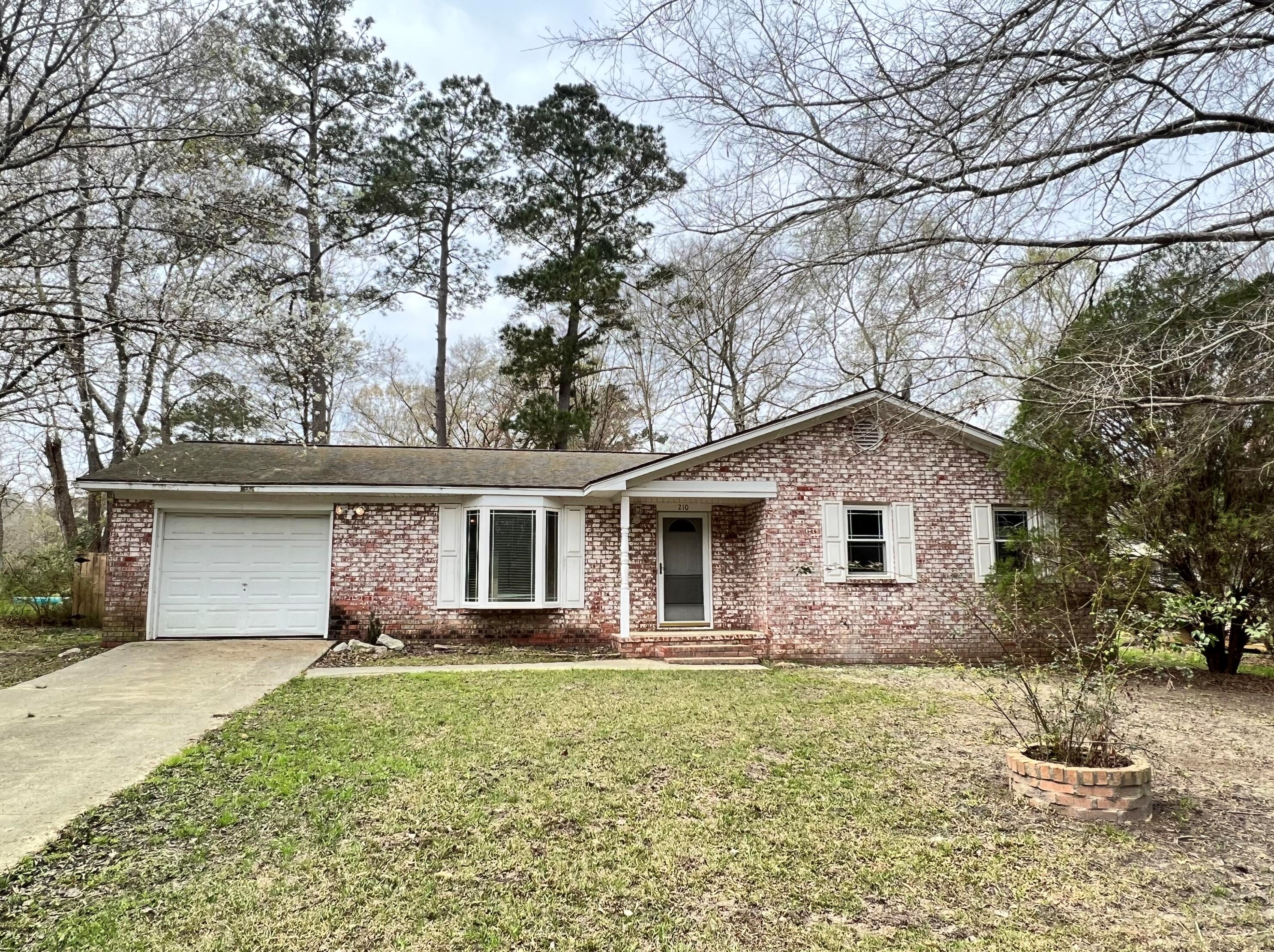 210 Froman Dr, Summerville, SC 29483