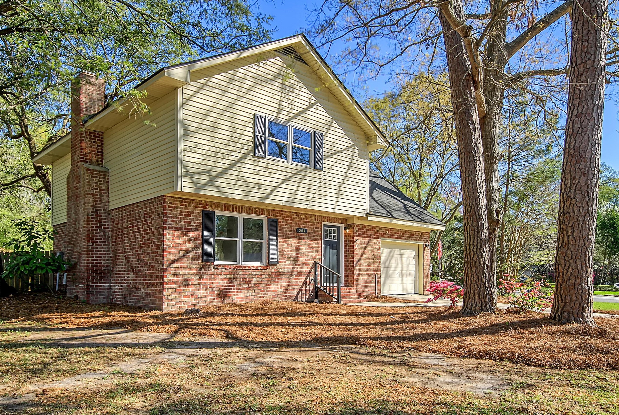 201 Glebe Rd, Summerville, SC 29485-8317