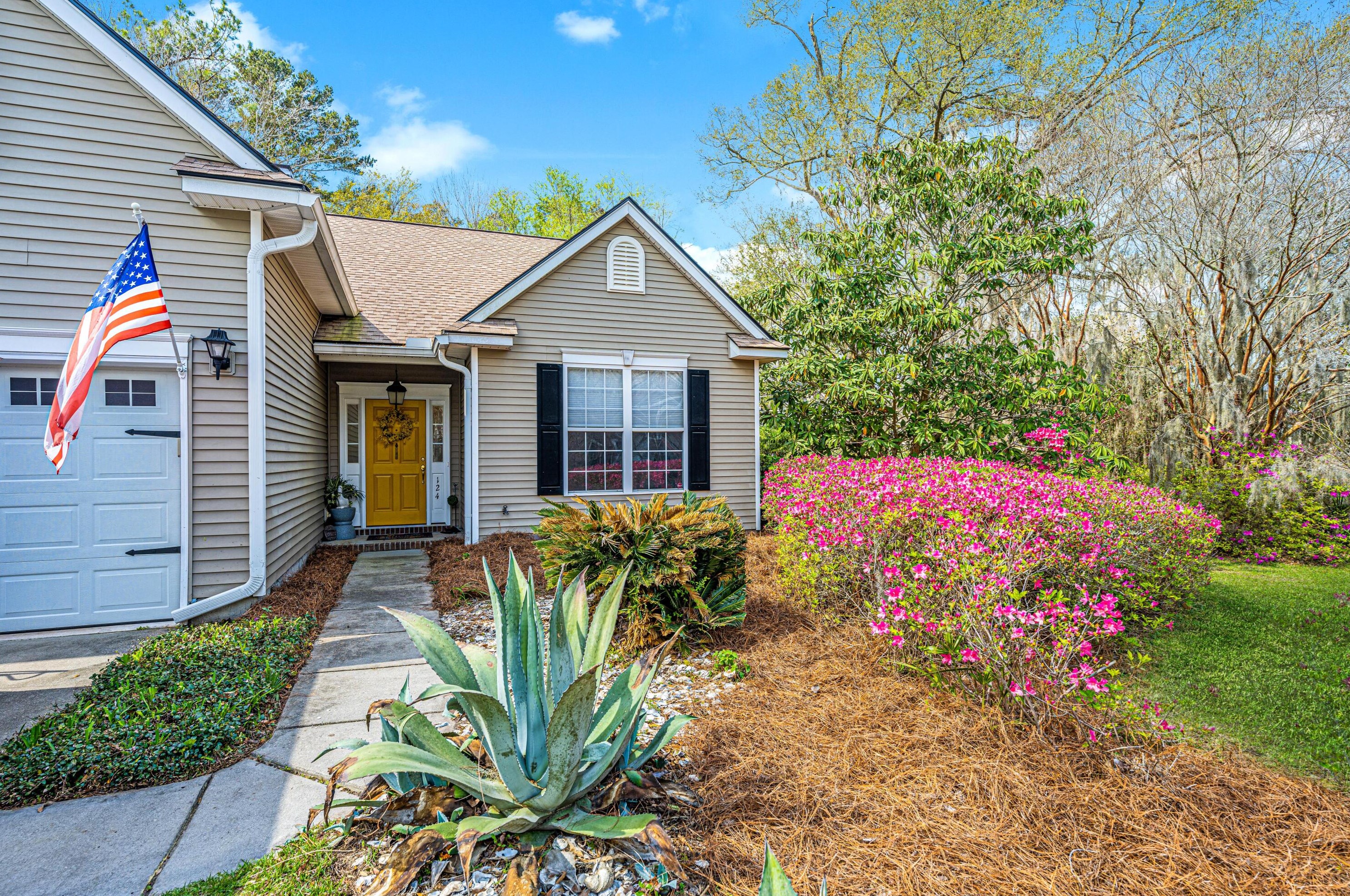 124 Oakbluff Rd, Summerville, SC 29485-8449