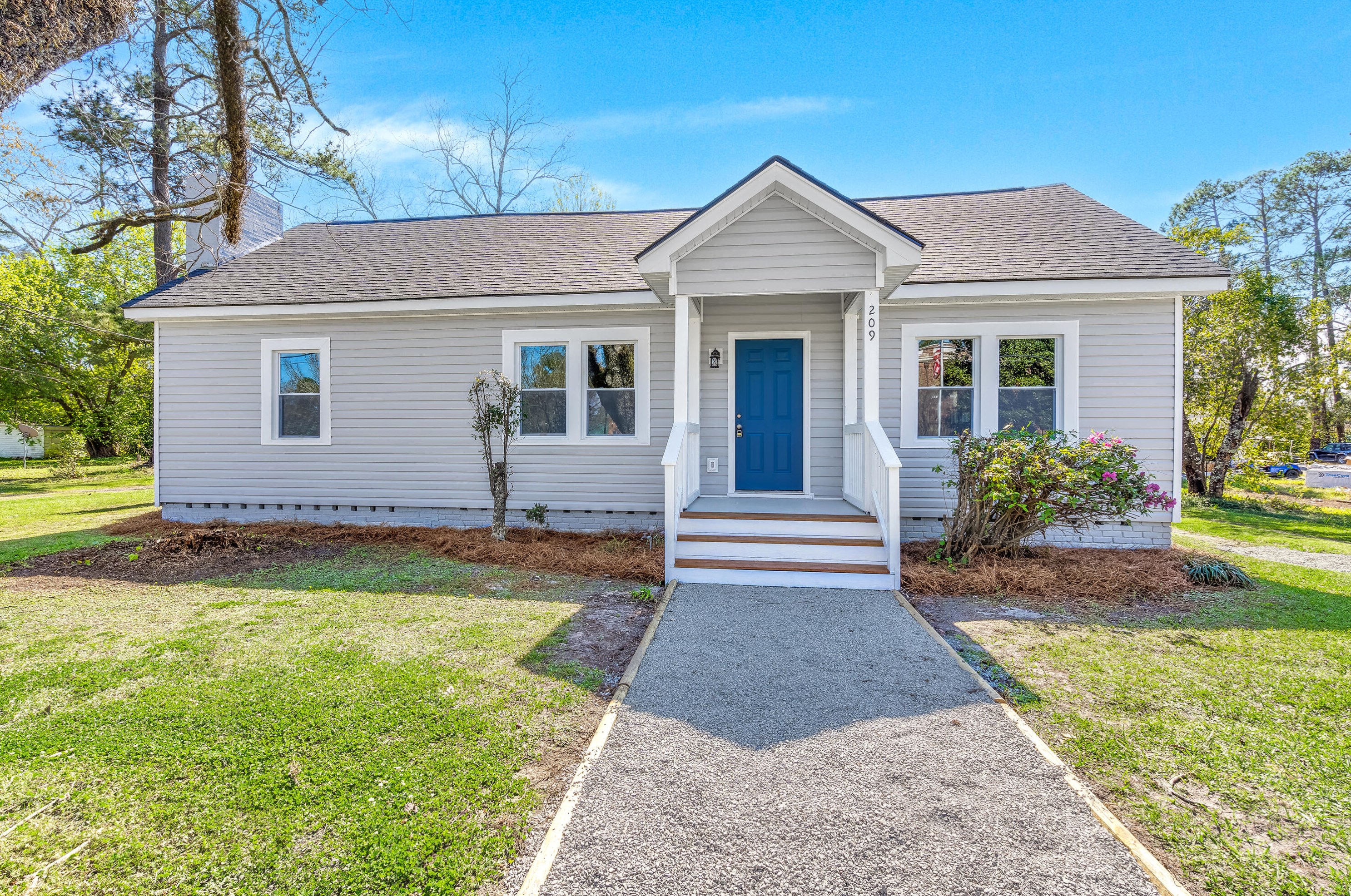 209 Raysor St, Saint George, SC 29477