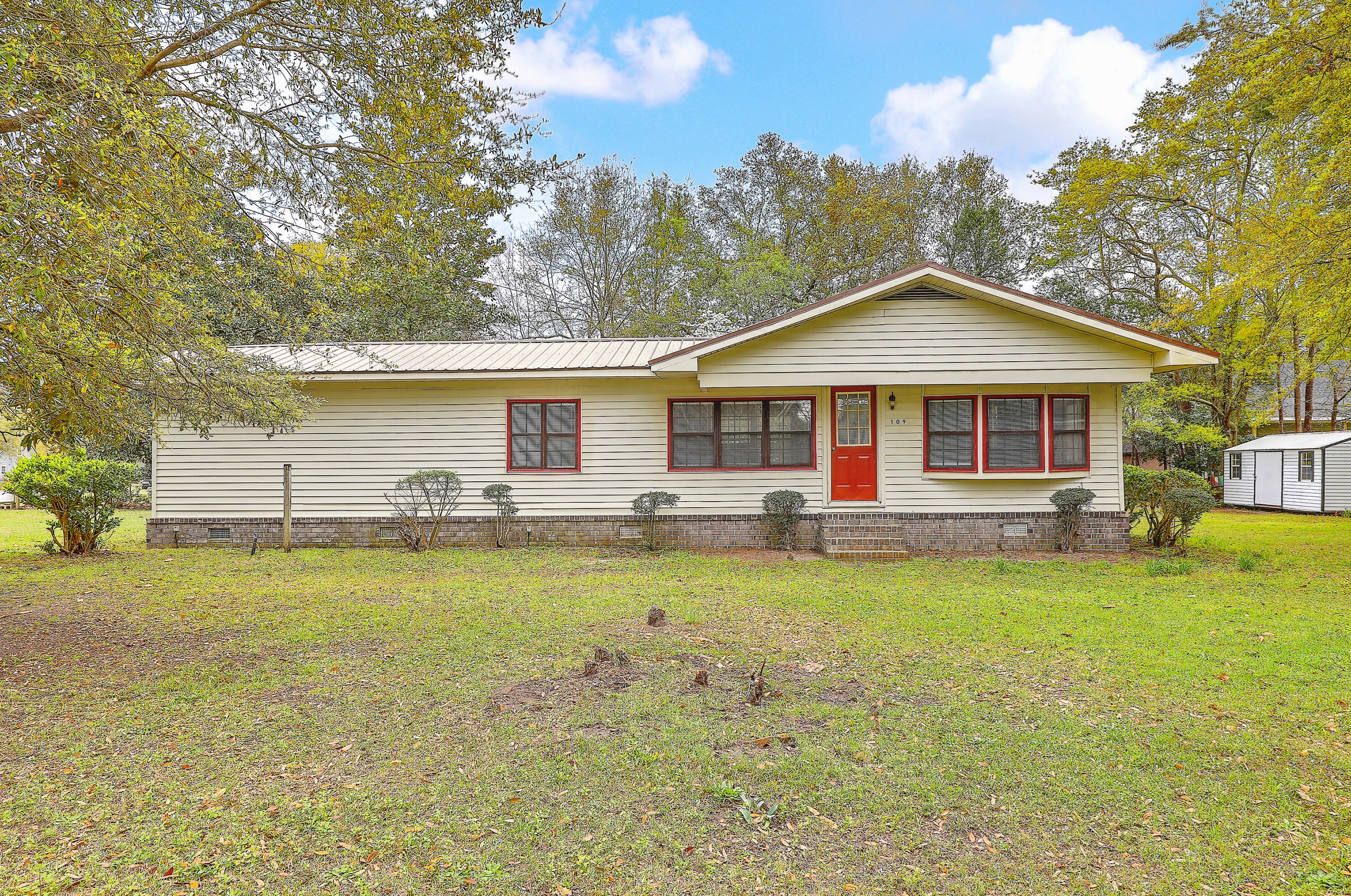 109 Broughton Hall Rd, Pinopolis, SC 29469-5046
