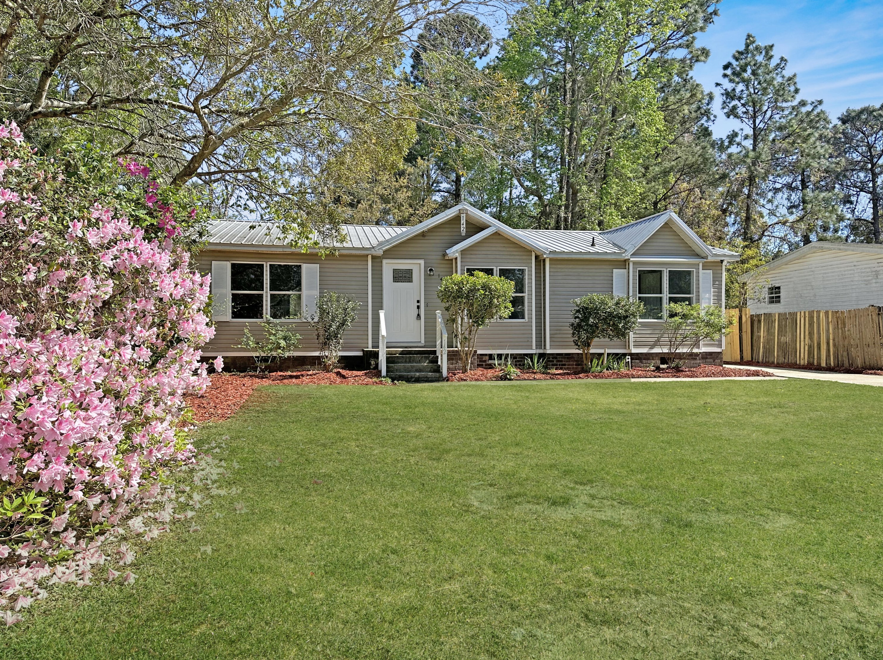 142 Grapevine Rd, Summerville, SC 29483-3402
