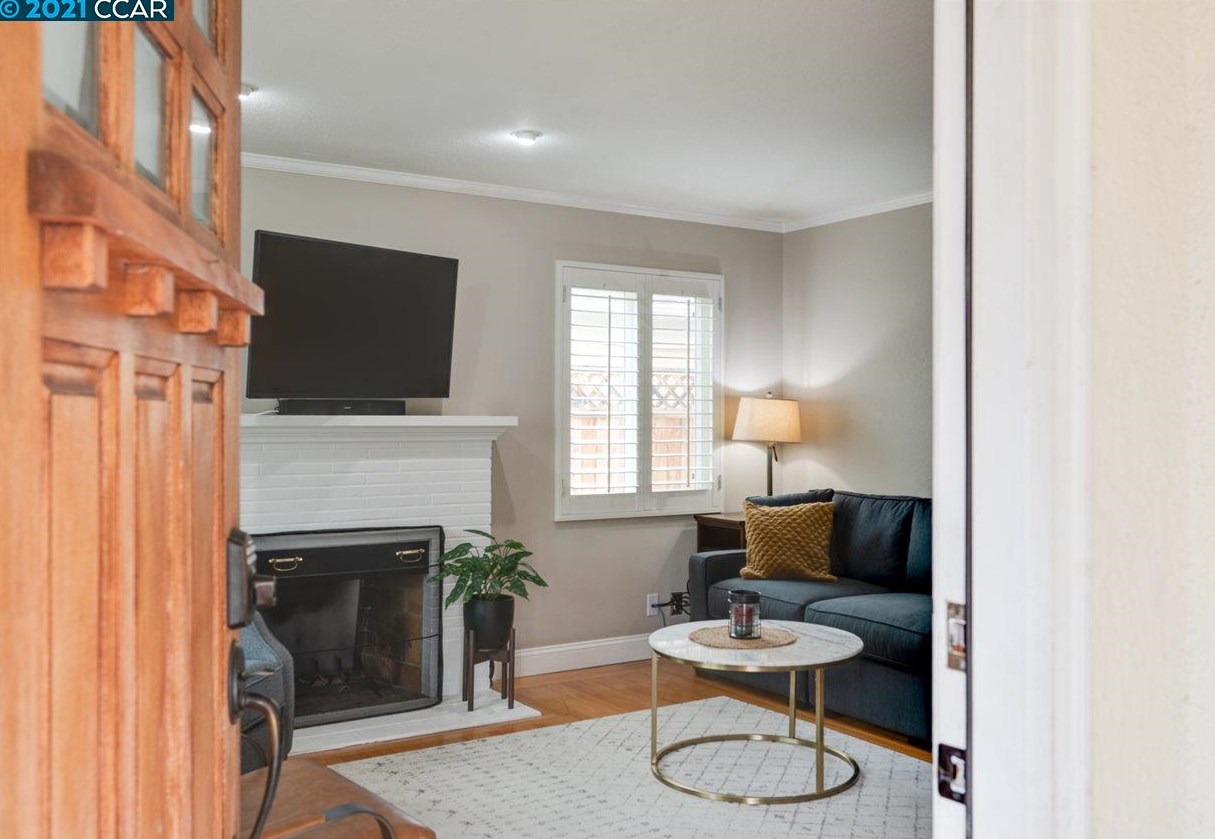 4089 Walnut Dr, Pleasanton, CA 94566