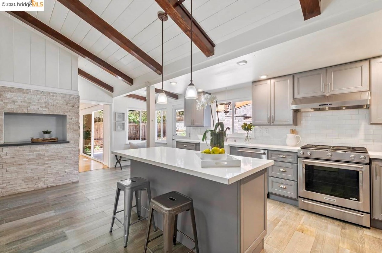 9469 Skyline Blvd, Oakland, CA 94611-1738